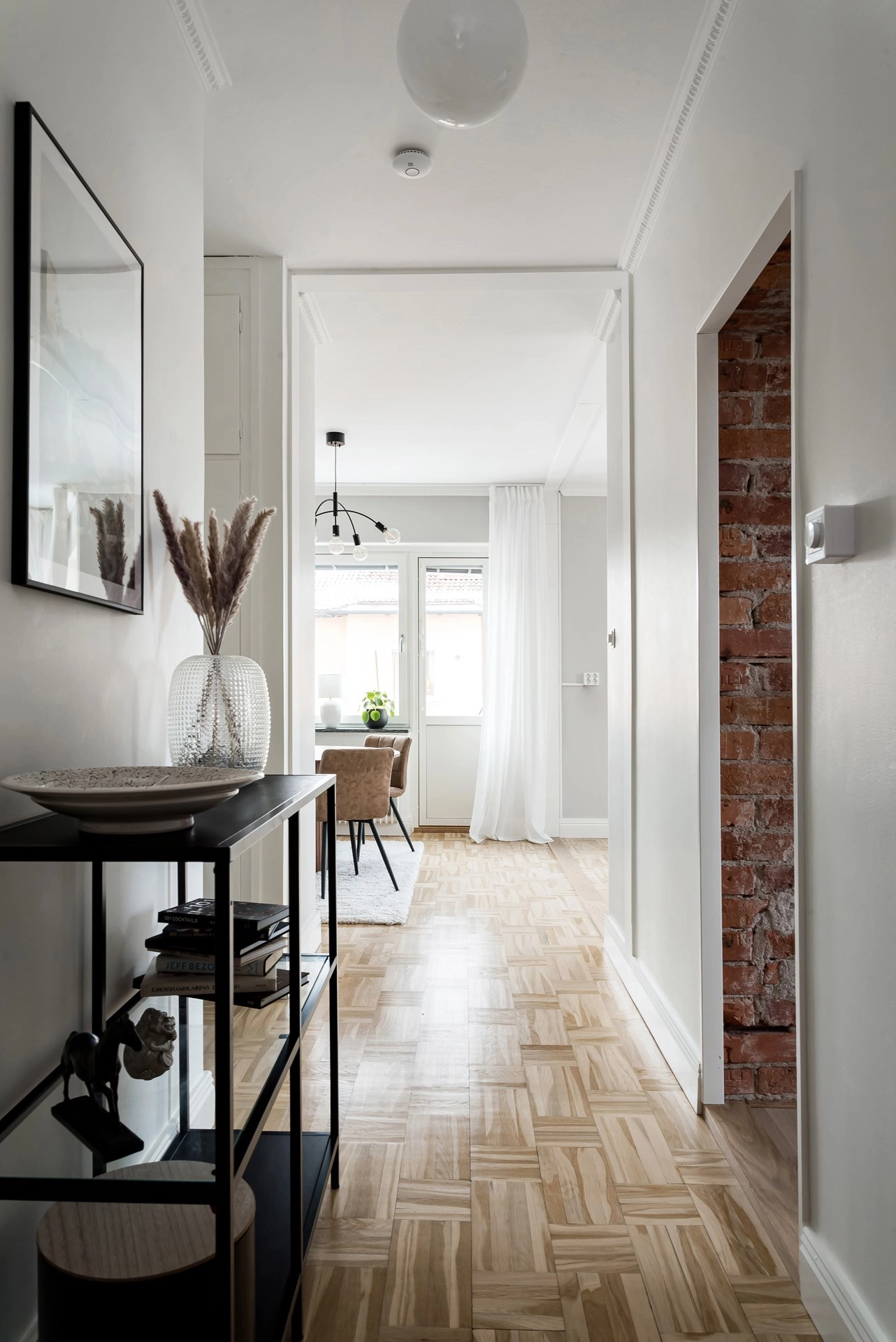 Modern 3,5:a med öppen planlösning, högt i tak, öppen spis och mycket karaktär