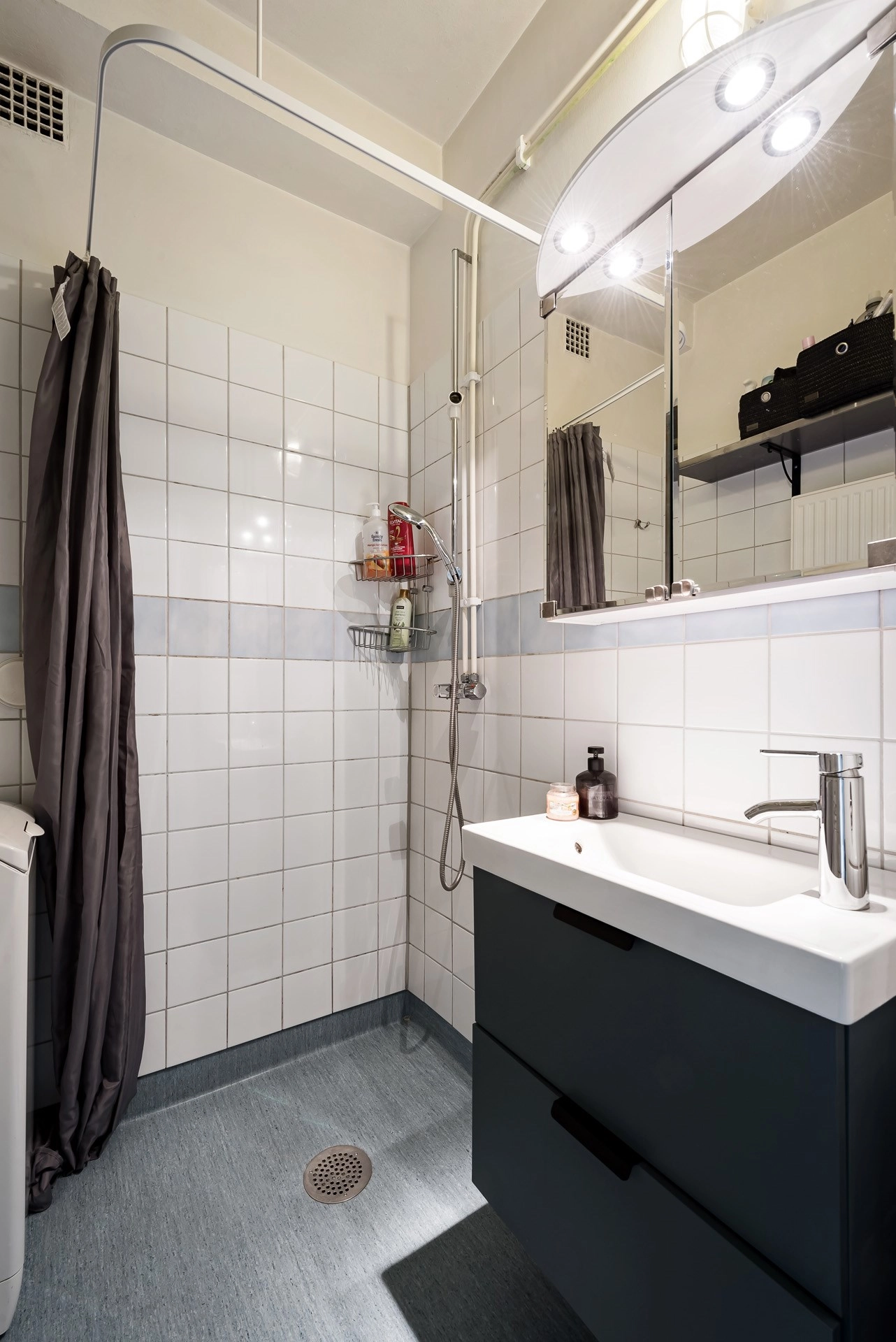 Modern 3,5:a med öppen planlösning, högt i tak, öppen spis och mycket karaktär