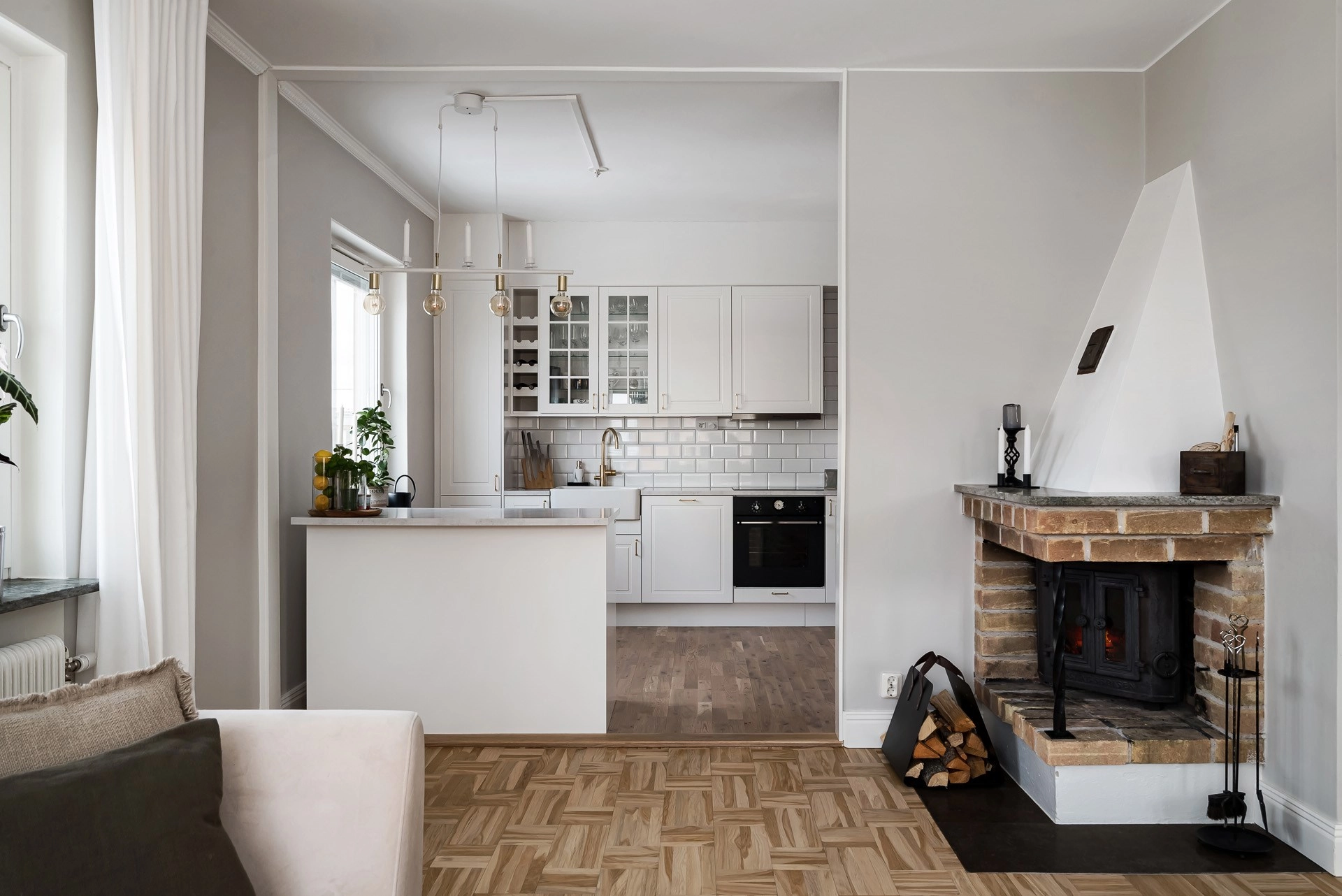 Modern 3,5:a med öppen planlösning, högt i tak, öppen spis och mycket karaktär