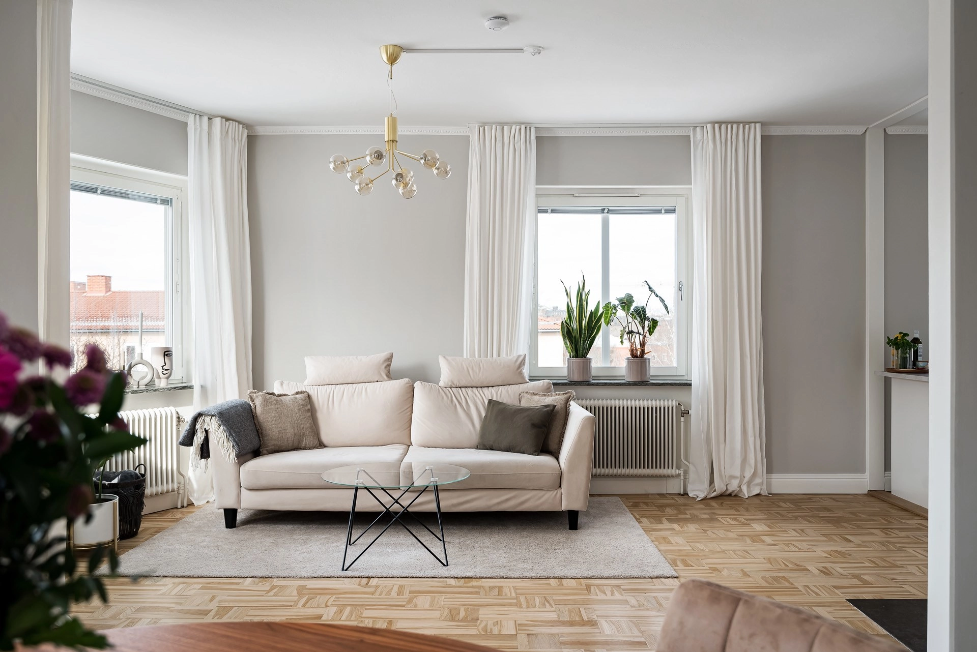 Modern 3,5:a med öppen planlösning, högt i tak, öppen spis och mycket karaktär