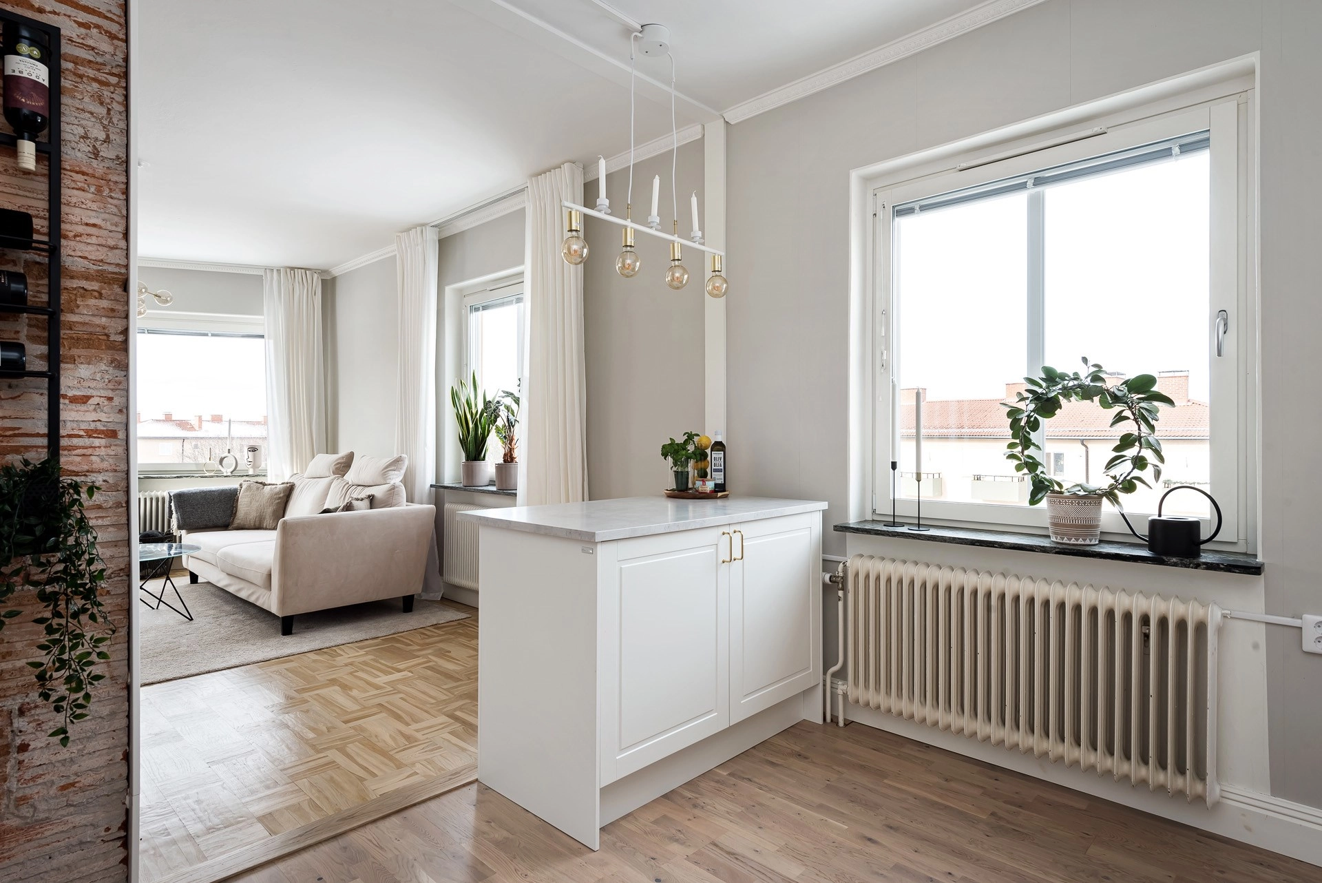 Modern 3,5:a med öppen planlösning, högt i tak, öppen spis och mycket karaktär