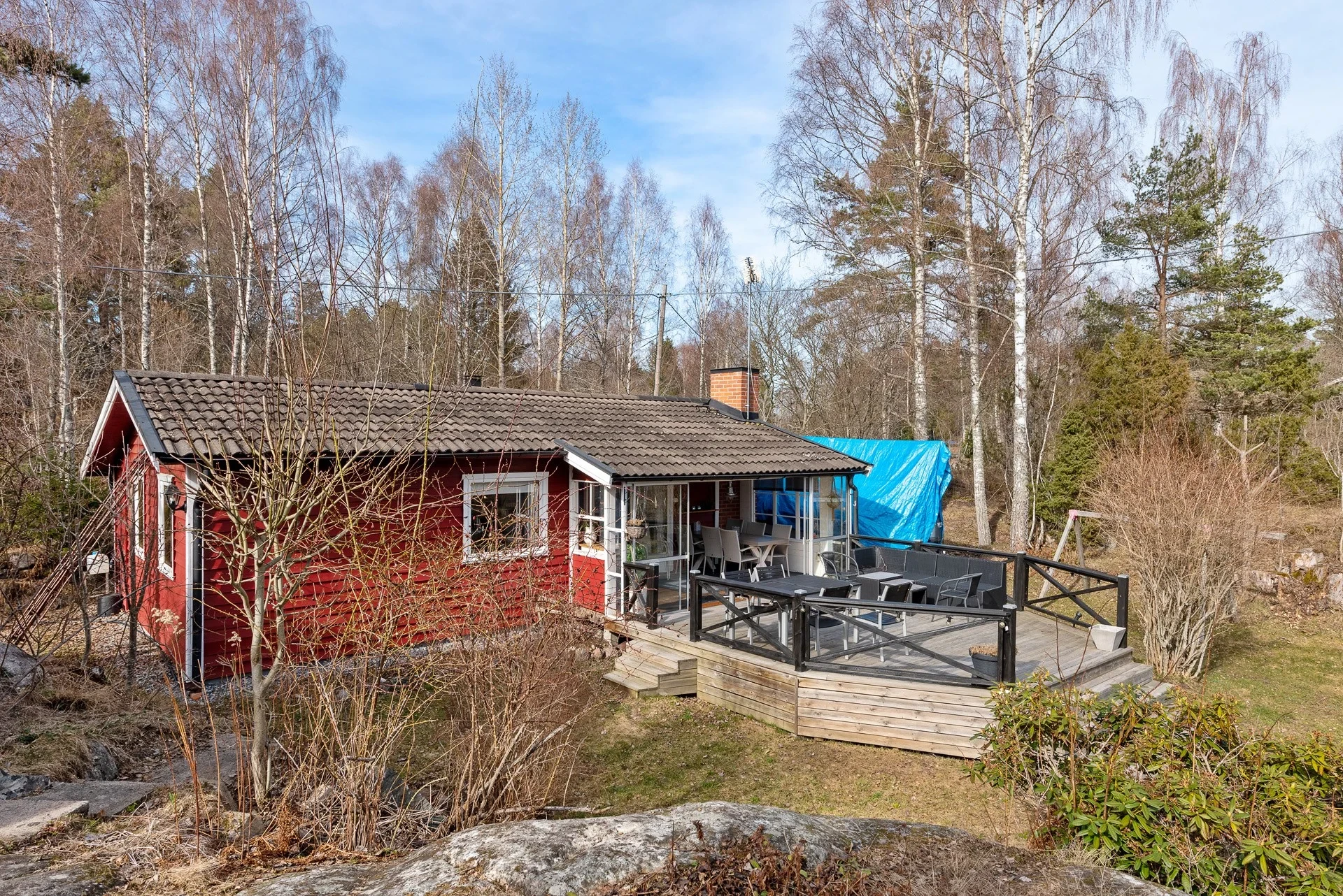 Välskött fritidshus i populärt område på Rådmansö med 2 gästhus (15+24kvm) & möjlighet till båtplats