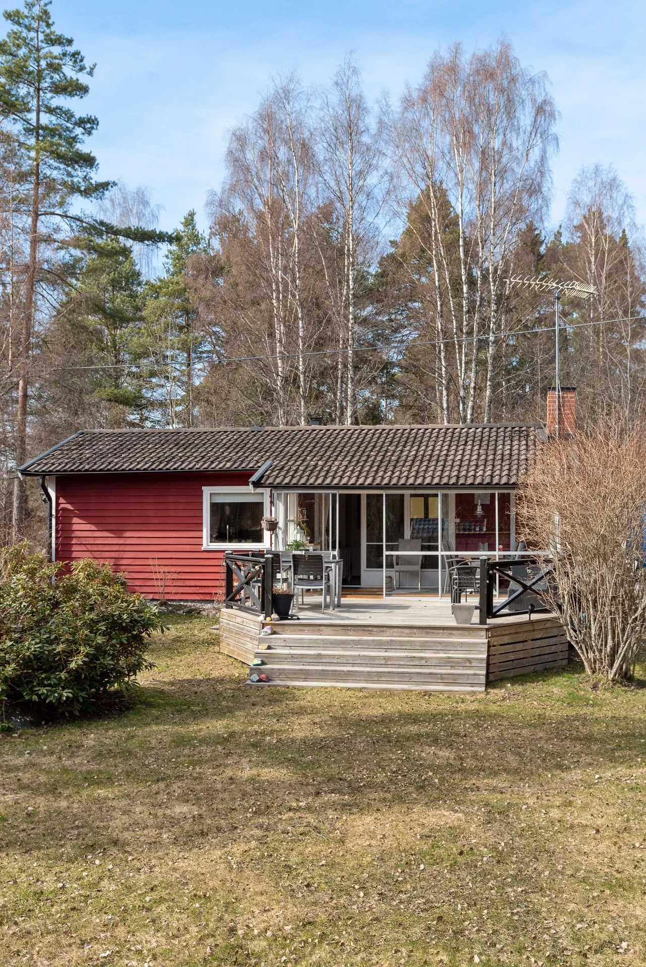 Välskött fritidshus i populärt område på Rådmansö med 2 gästhus (15+24kvm) & möjlighet till båtplats