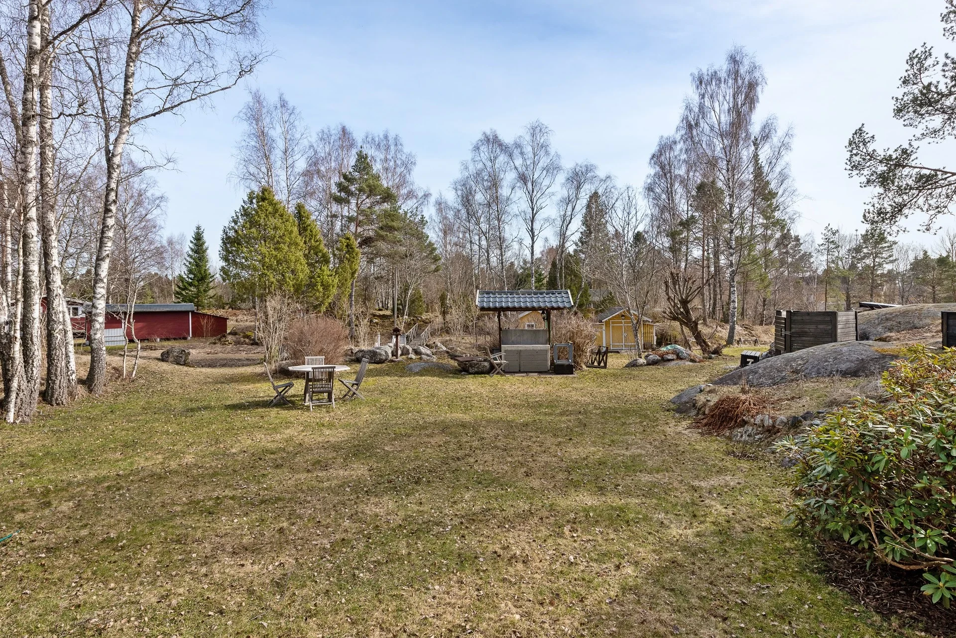 Välskött fritidshus i populärt område på Rådmansö med 2 gästhus (15+24kvm) & möjlighet till båtplats
