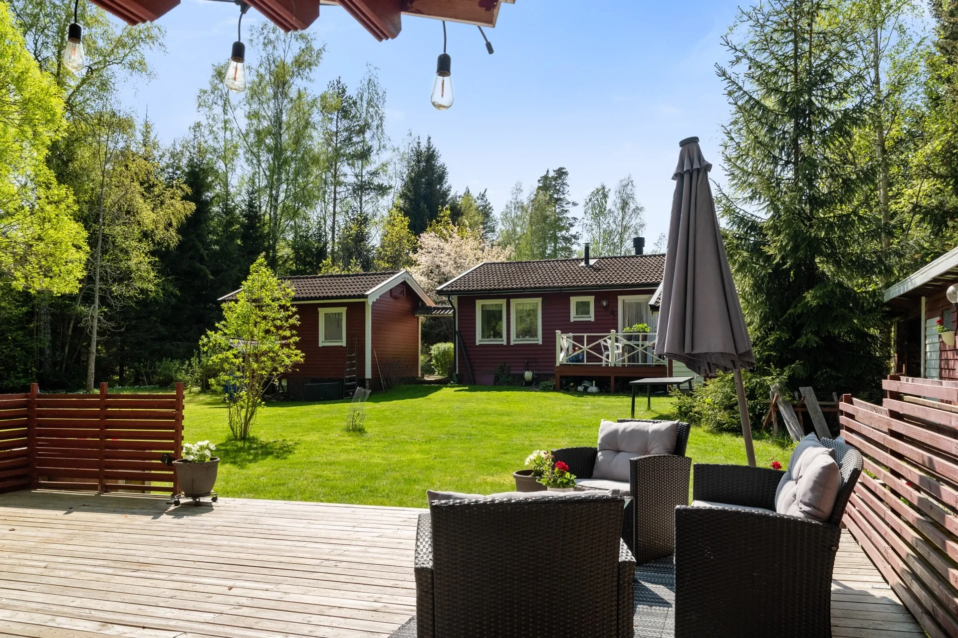 Gemytligt fritidshus i populärt område med gott om sovplatser och 100m till bad!