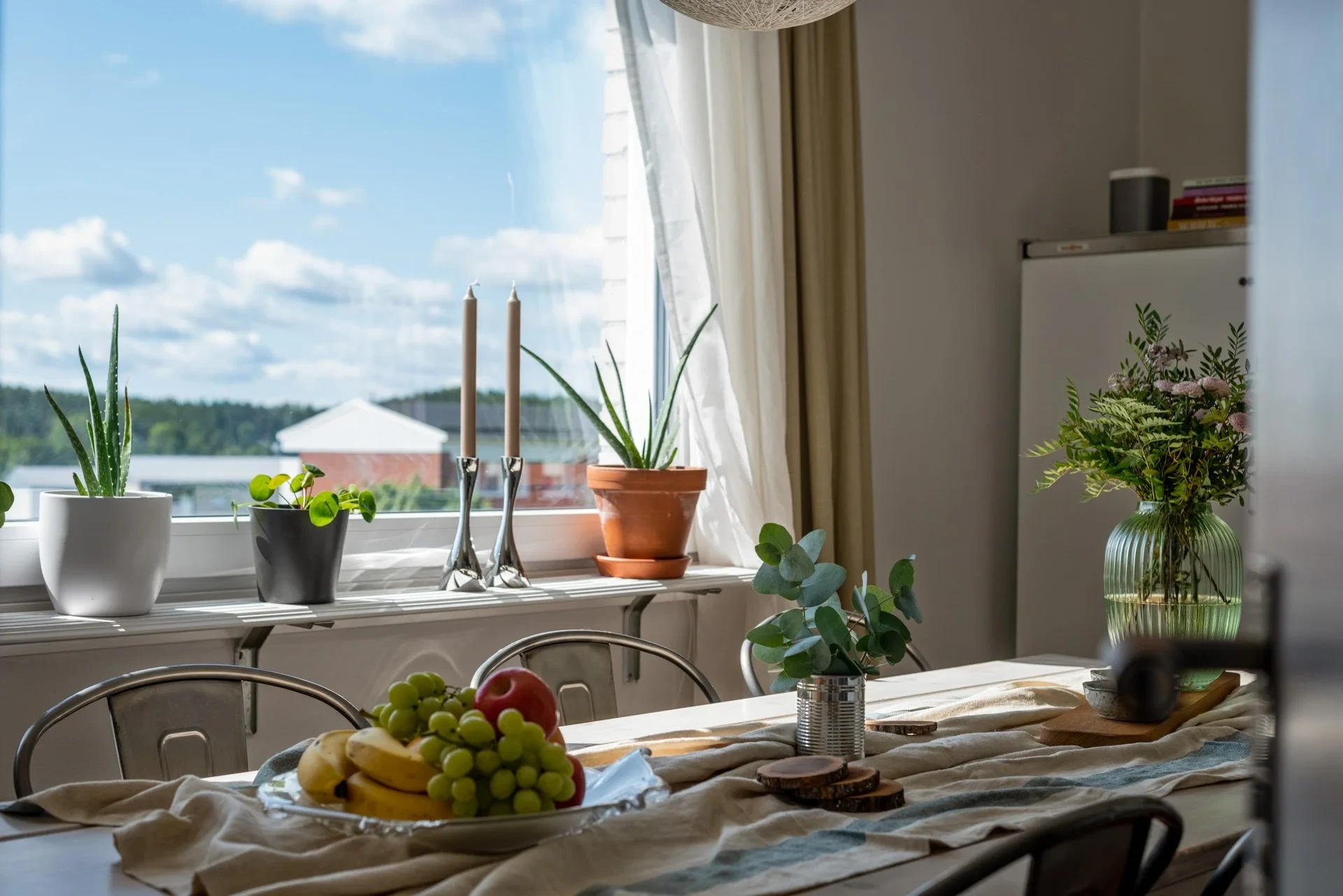 Rymlig trea med fin utsikt och balkong i söder!