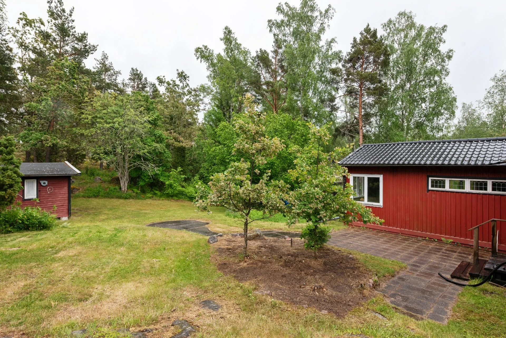 Vinterbonat fritidshus med flera bostadshus och gott om sovplatser. Nära bad och båtplats!