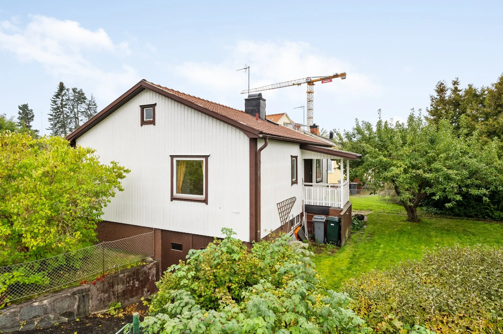 Hus med utvecklingspotential och mysig tomt med centralt läge