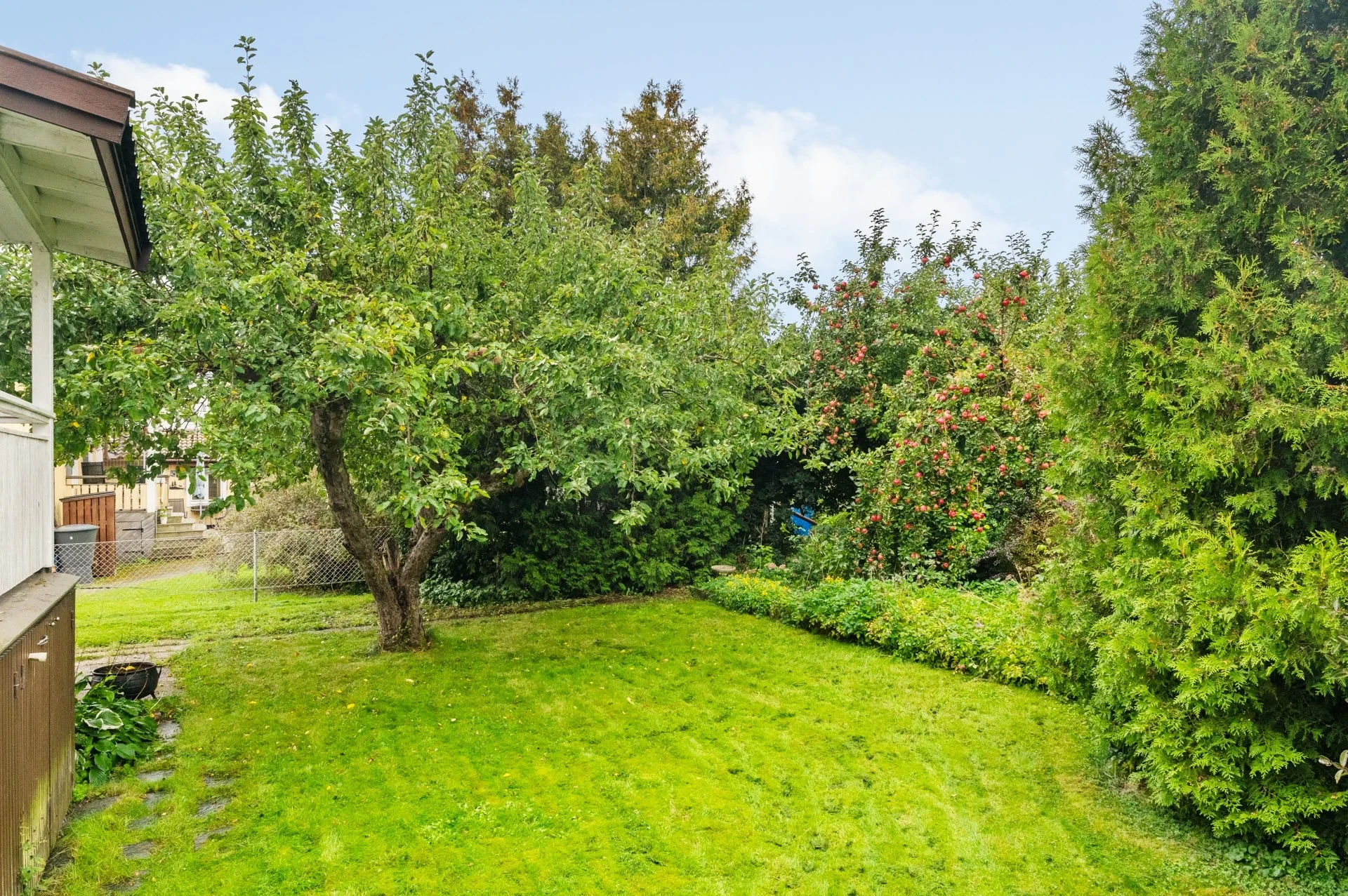 Hus med utvecklingspotential och mysig tomt med centralt läge