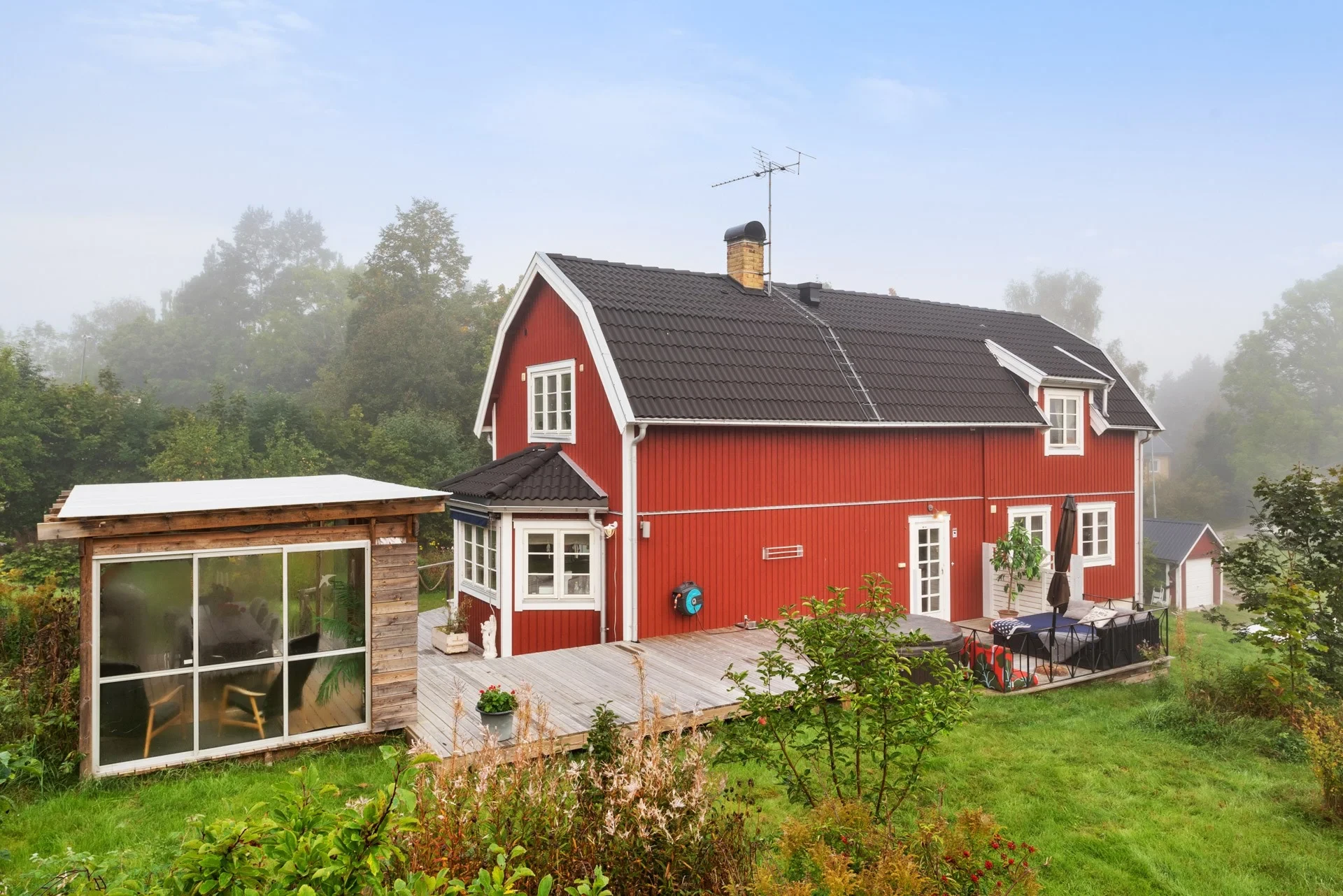 Stort och charmigt sekelskifteshus på lugn populär gata i Knutby!