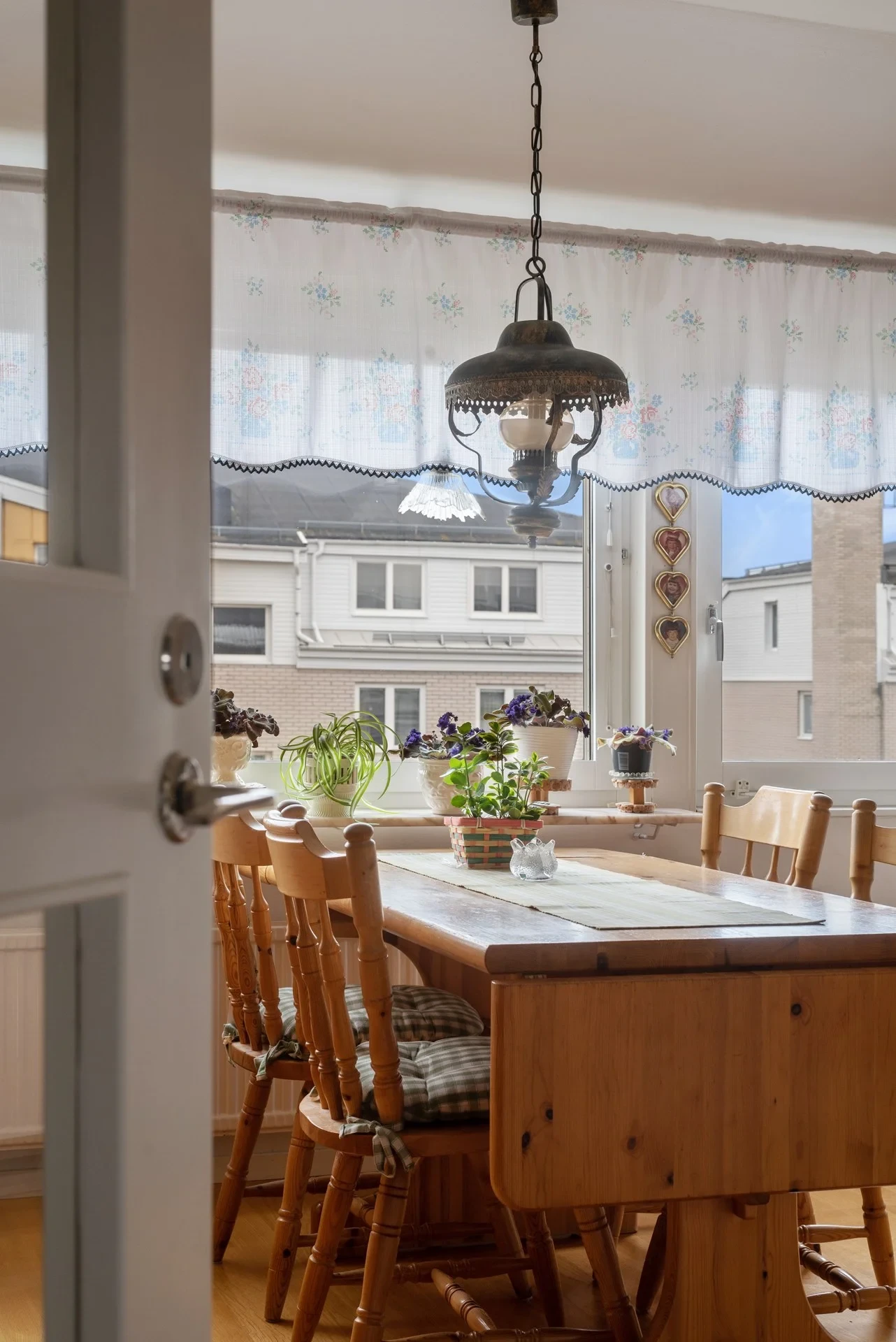 Ljus och trevlig trea högst upp i hus med hiss