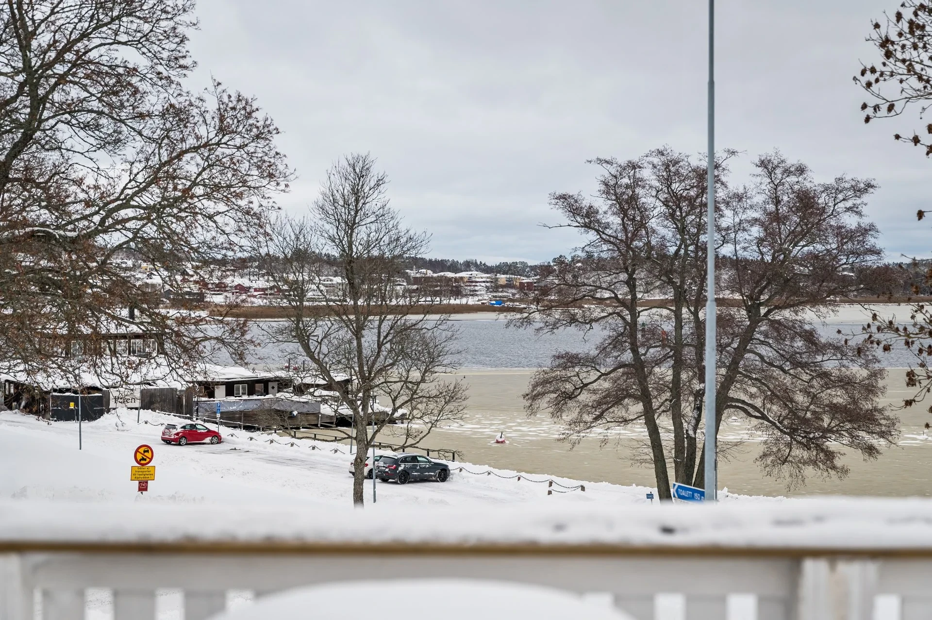 Eleganta och charmiga Sjövillan, med utsikt över två havsvikar, är nu till salu!