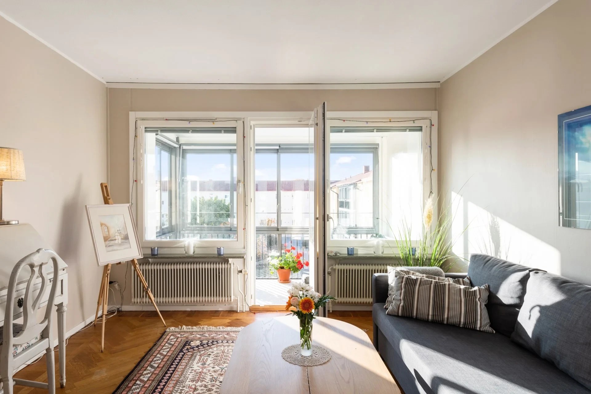 Trivsam tvåa med låg avgift och stor inglasad balkong med underbart solläge