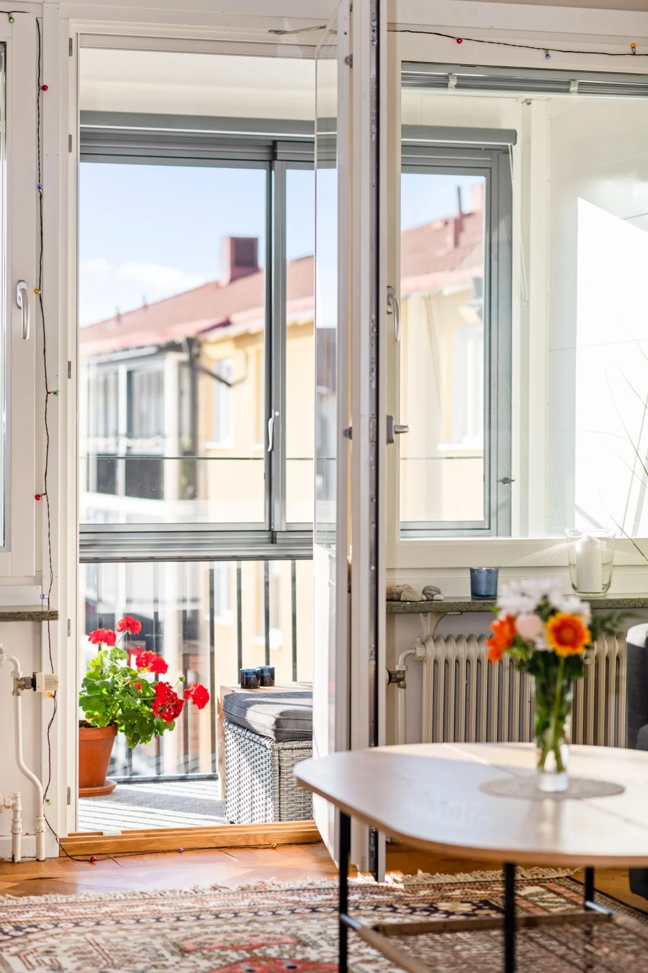 Trivsam tvåa med låg avgift och stor inglasad balkong med underbart solläge