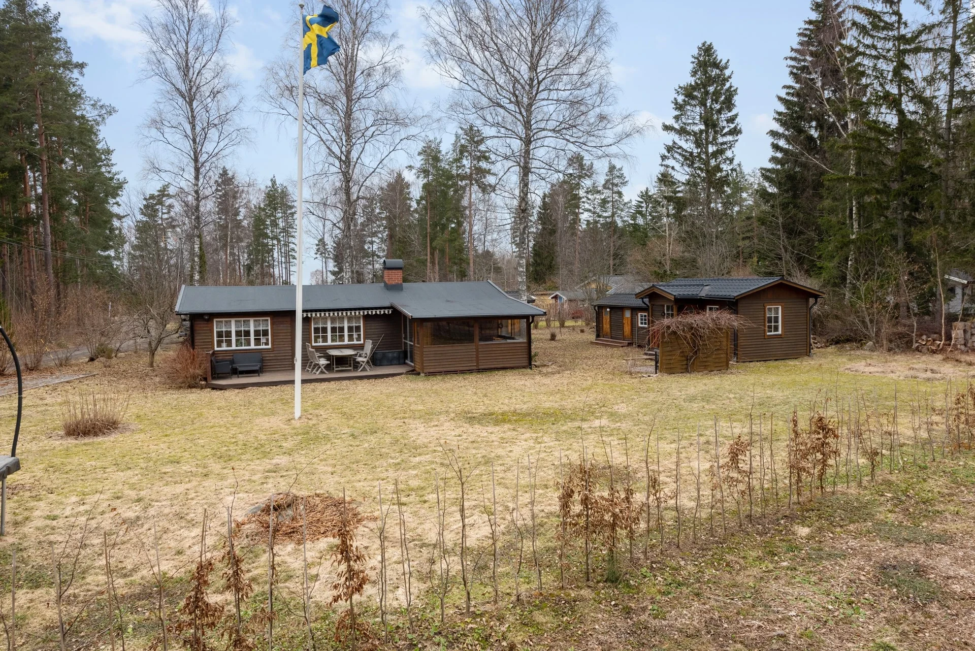 Välskött vinterbonat fritidshus med 2 gäststugor i Vämlinge nära bad!