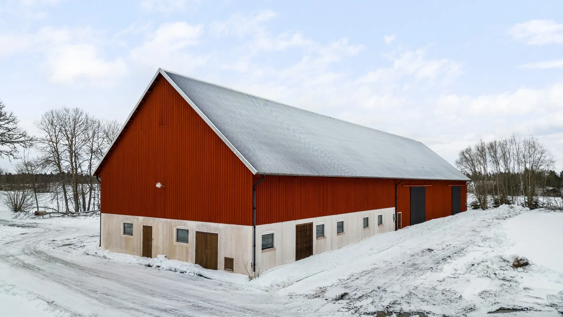 Gården ”Lugnet” om 106 ha varav 61 ha produktiv skogsmark, 2 bostadshus och stor lada i gott skick!