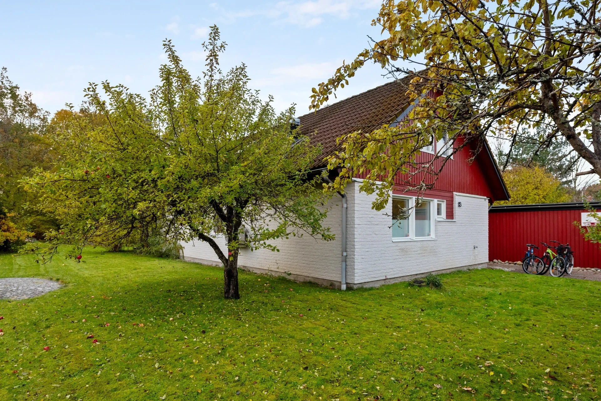 Rymlig och välskött villa i insynsskyddat läge nära skola i barnvänliga Svanberga!