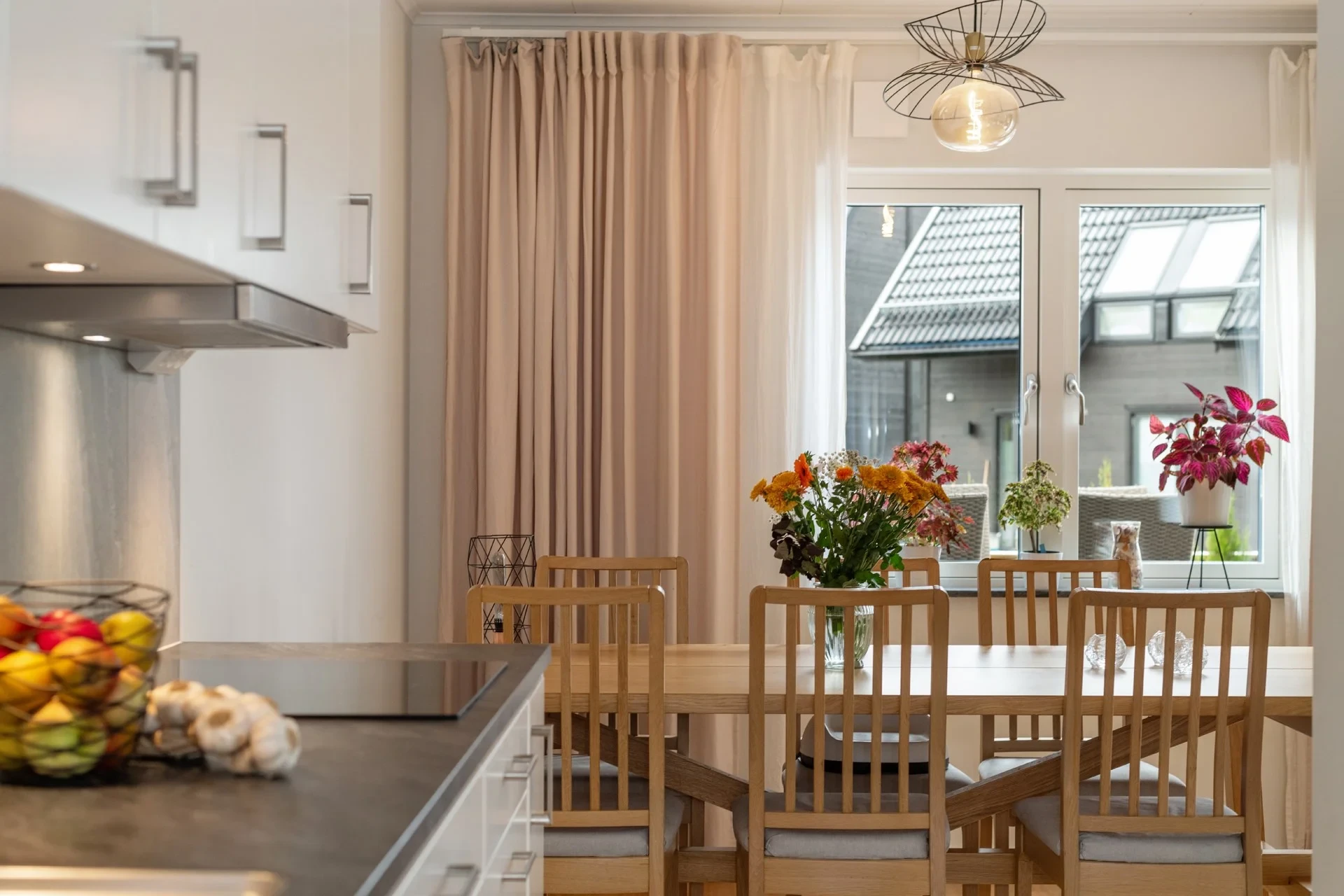 Modernt br-parhus med solpaneler och laddstolpe