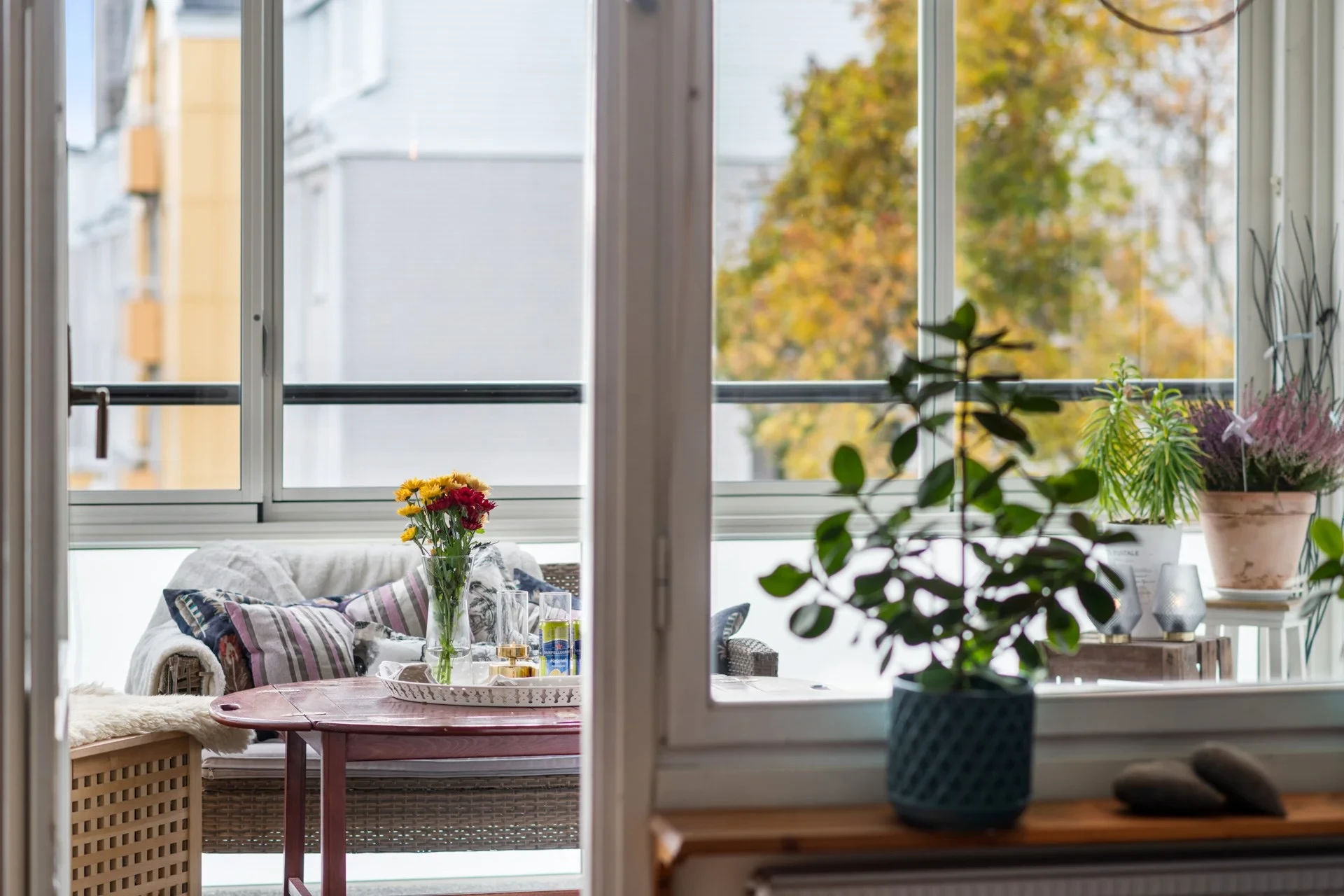 Mycket trivsam trea med tilltalande planlösning och stor inglasad balkong!