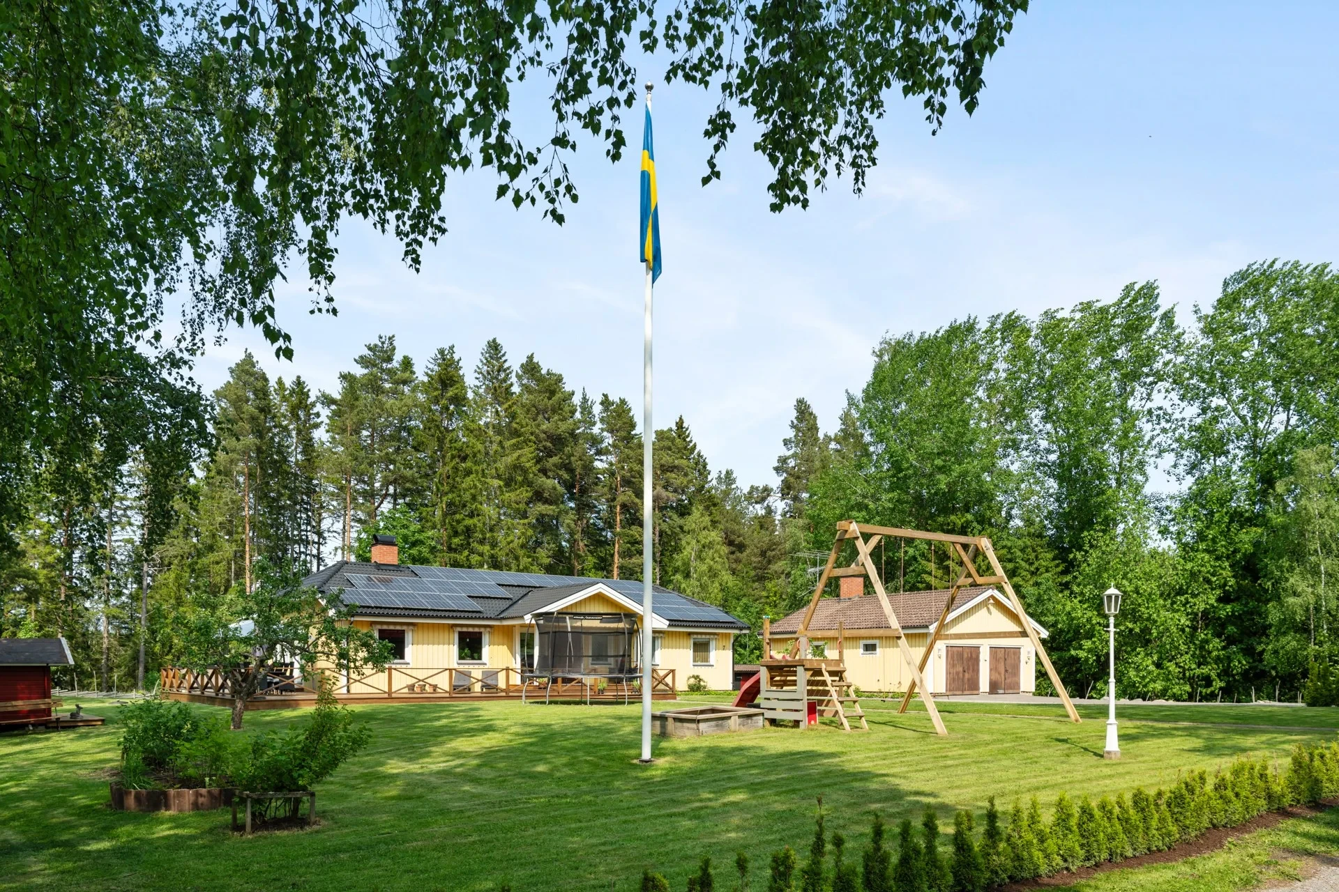1-plansvilla i lantligt läge med dubbelgarage, solceller, fiber och enskilt läge!