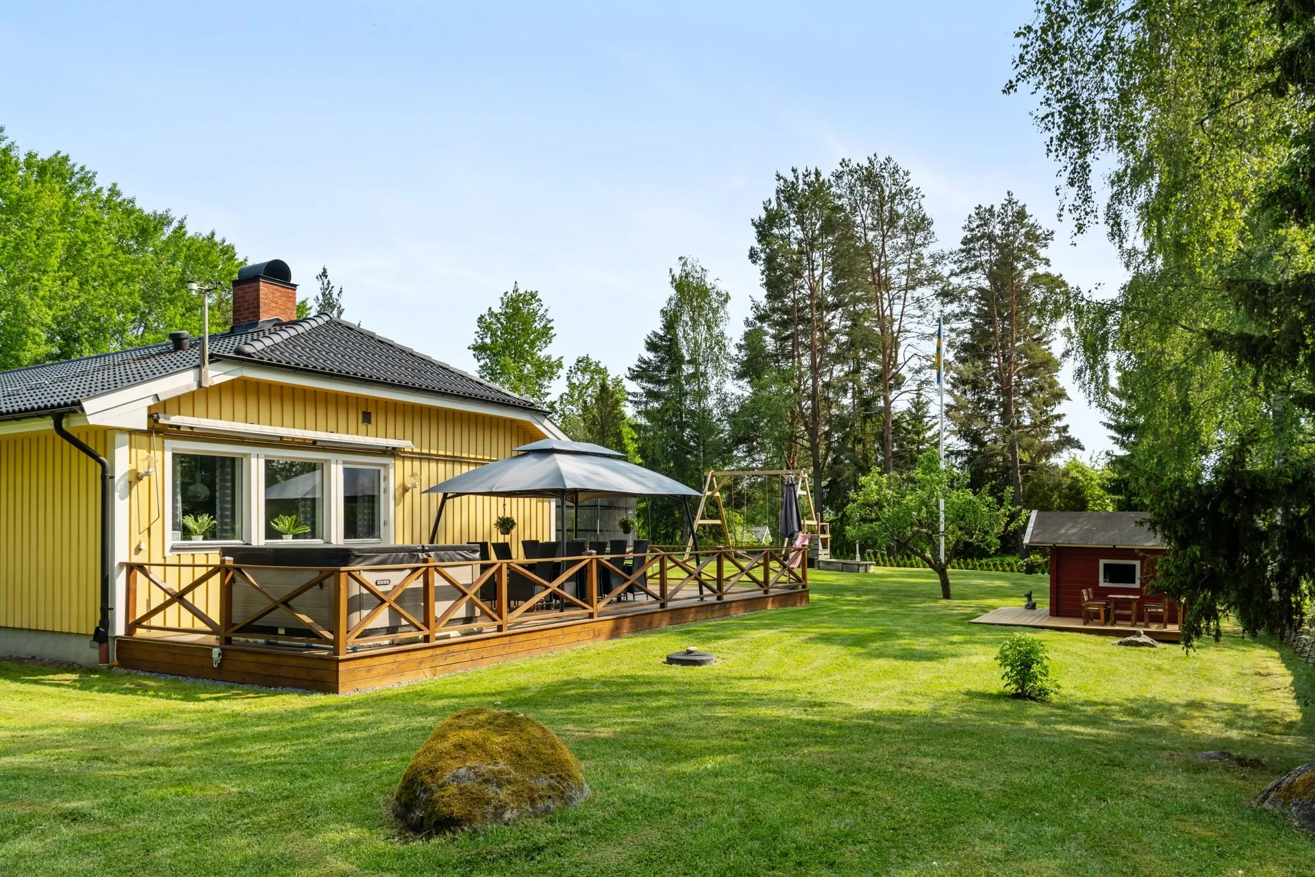 1-plansvilla i lantligt läge med dubbelgarage, solceller, fiber och enskilt läge!