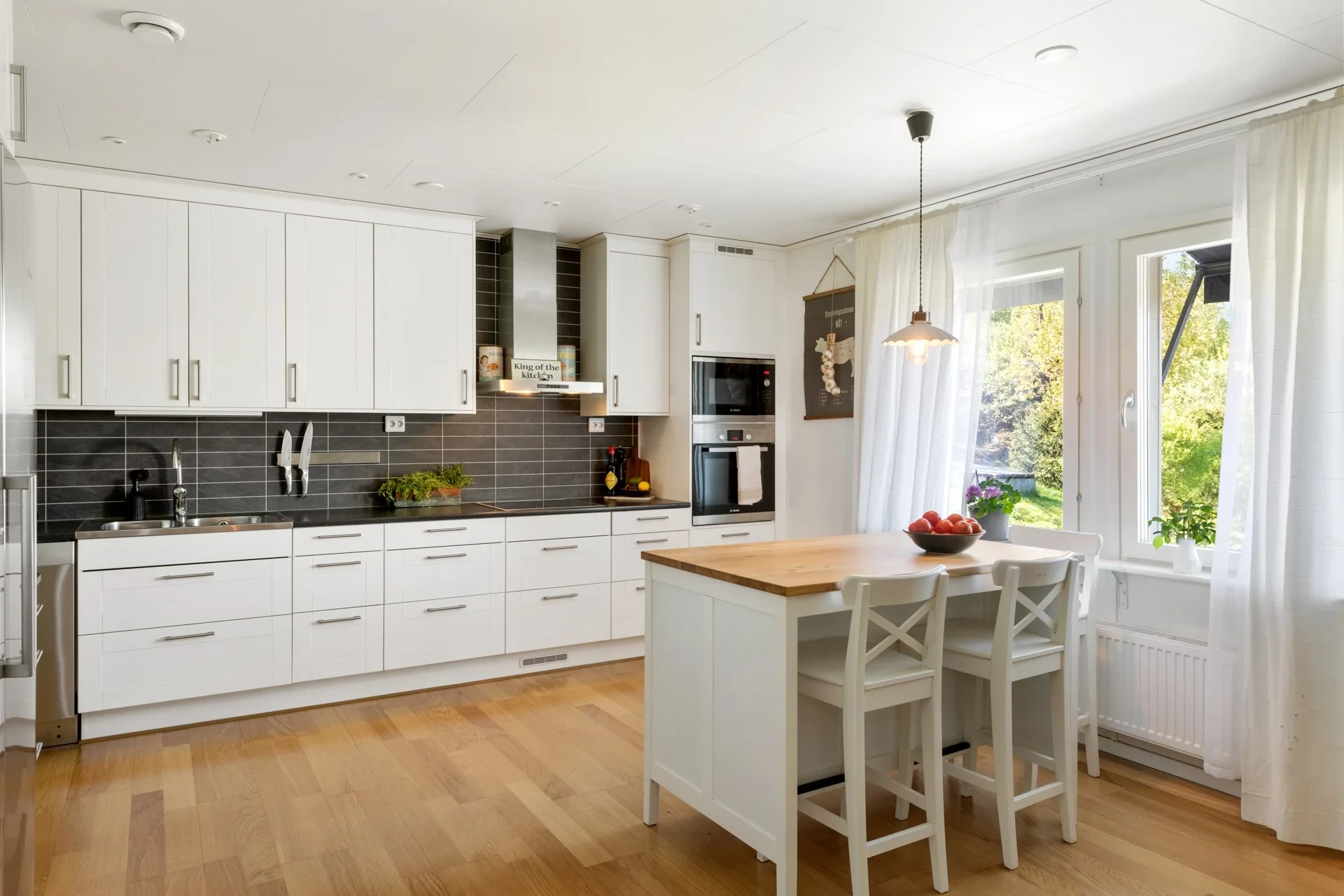 Modern och rymlig villa i lantligt läge med utsikt över ängsmark strax utanför Norrtälje!