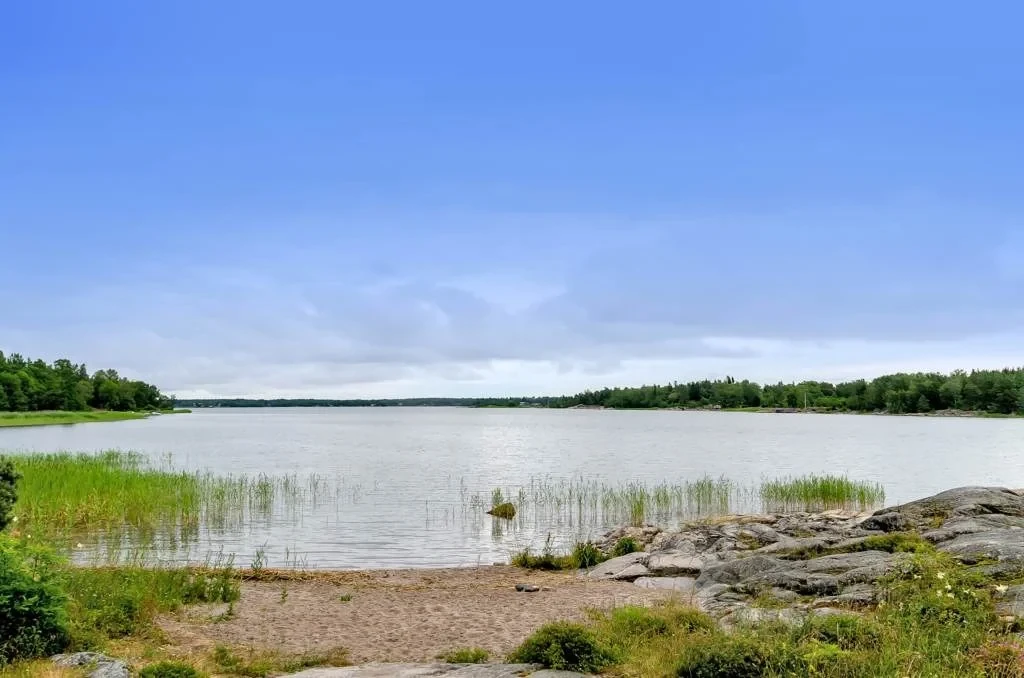 Välskött vinterbonat fritidshus nära bad- och båtplats i barnvänligt omåde!