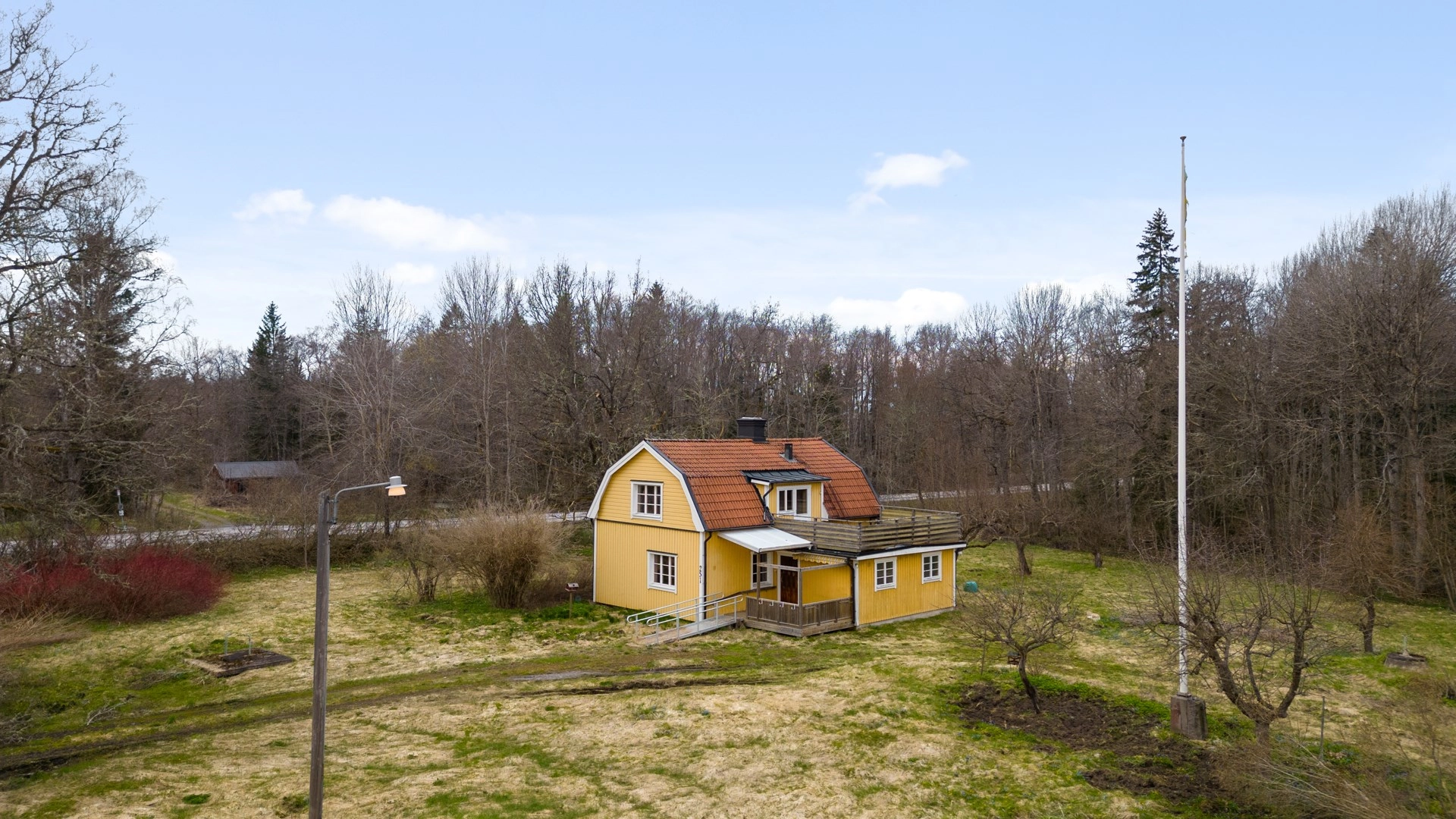 Gården ”Lugnet” med 2 bostadshus och stor lada i gott skick!