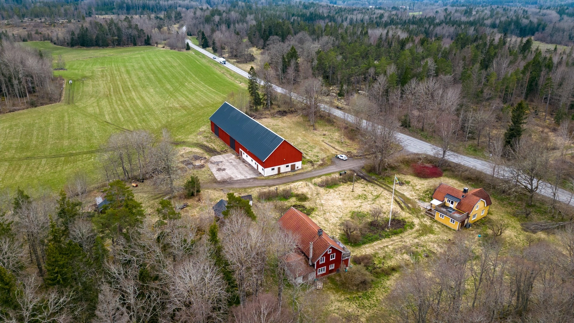Gården ”Lugnet” med 2 bostadshus och stor lada i gott skick!