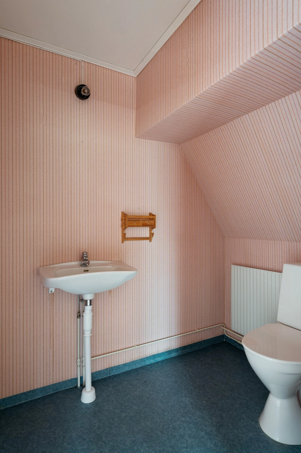 Gården ”Lugnet” med 2 bostadshus och stor lada i gott skick!