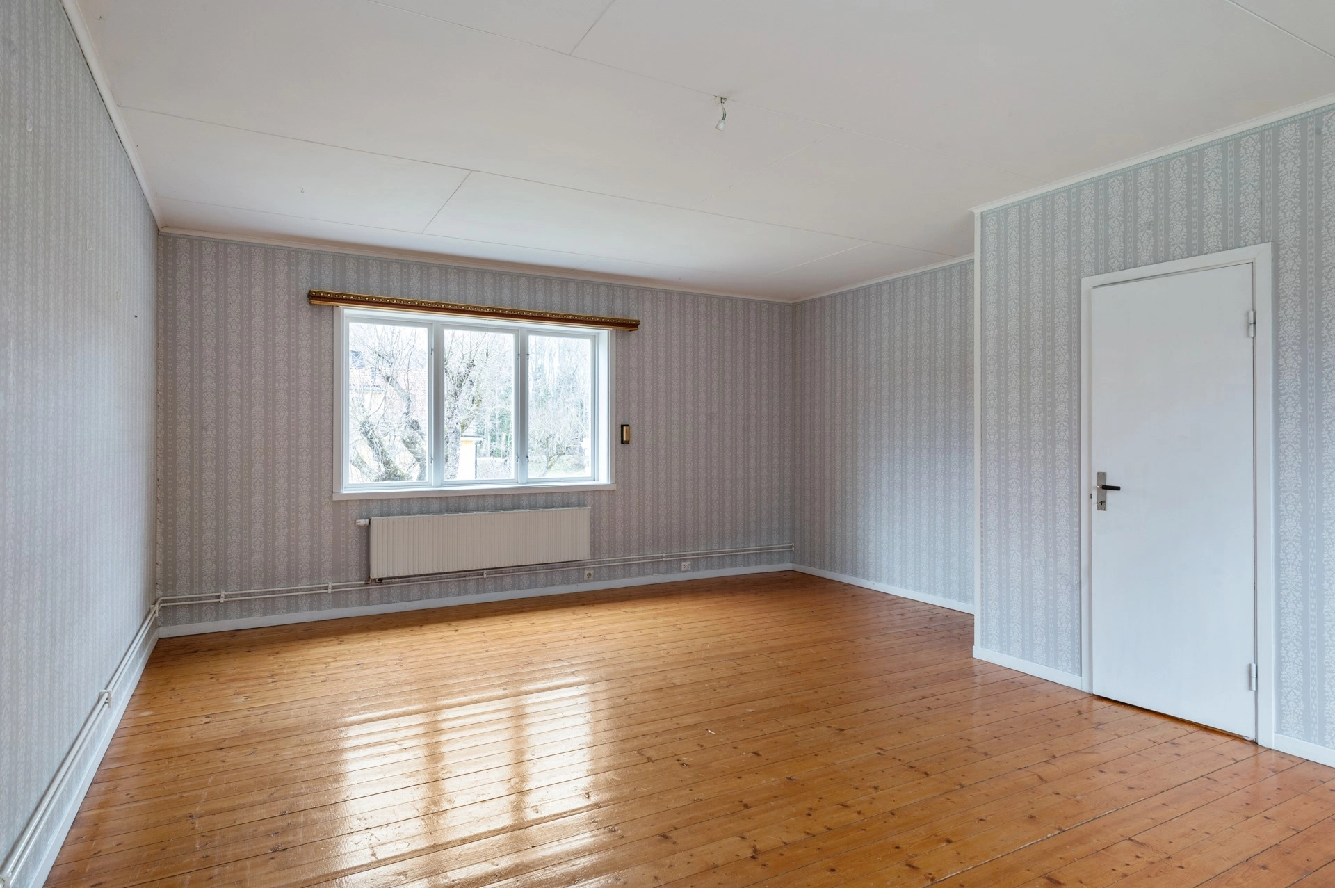 Gården ”Lugnet” med 2 bostadshus och stor lada i gott skick!