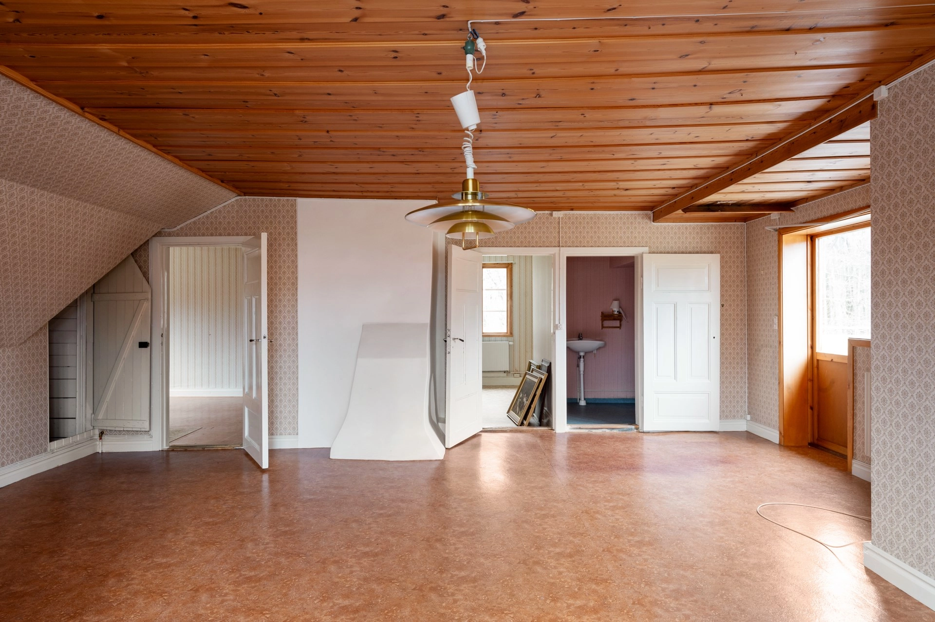 Gården ”Lugnet” med 2 bostadshus och stor lada i gott skick!