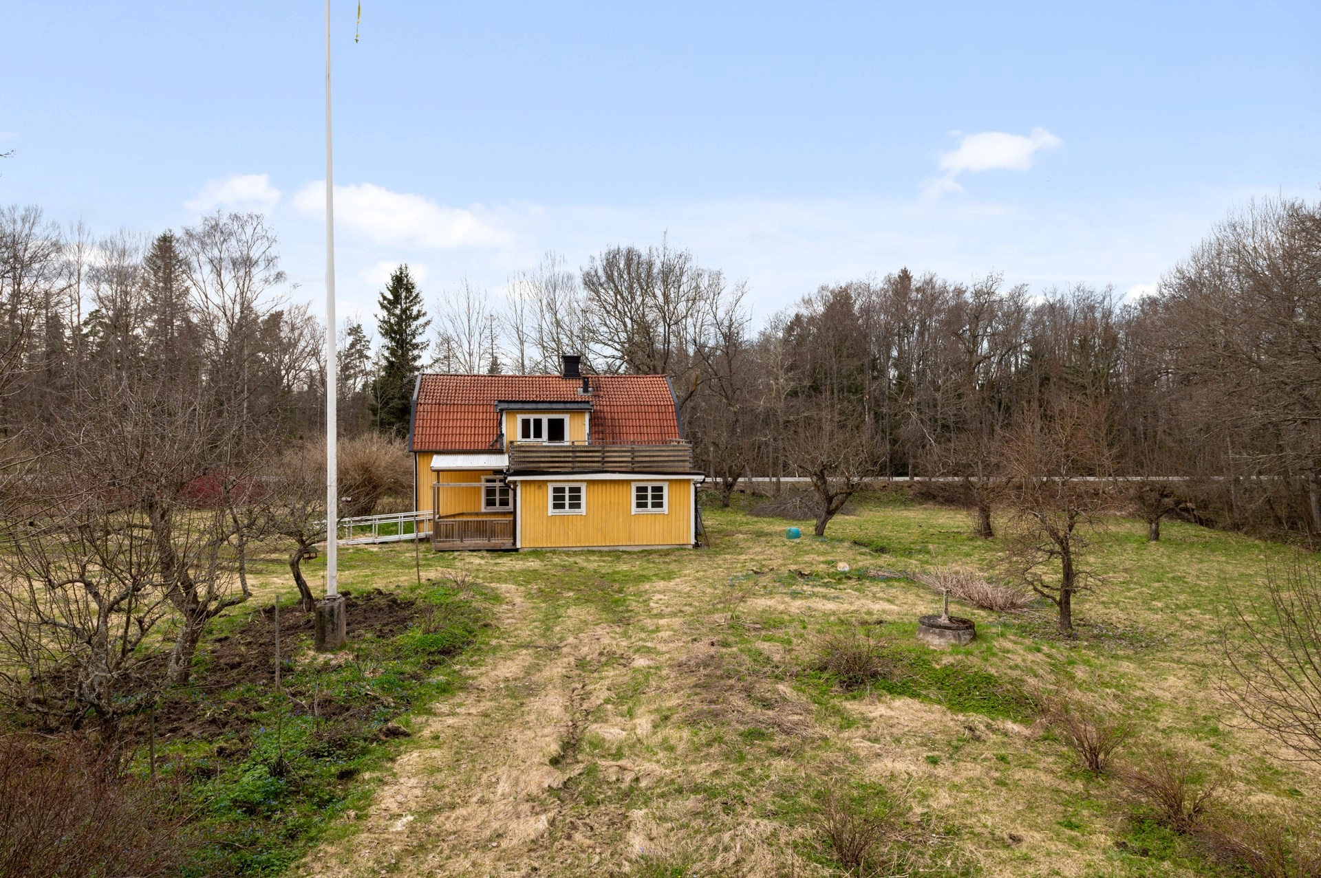 Gården ”Lugnet” med 2 bostadshus och stor lada i gott skick!