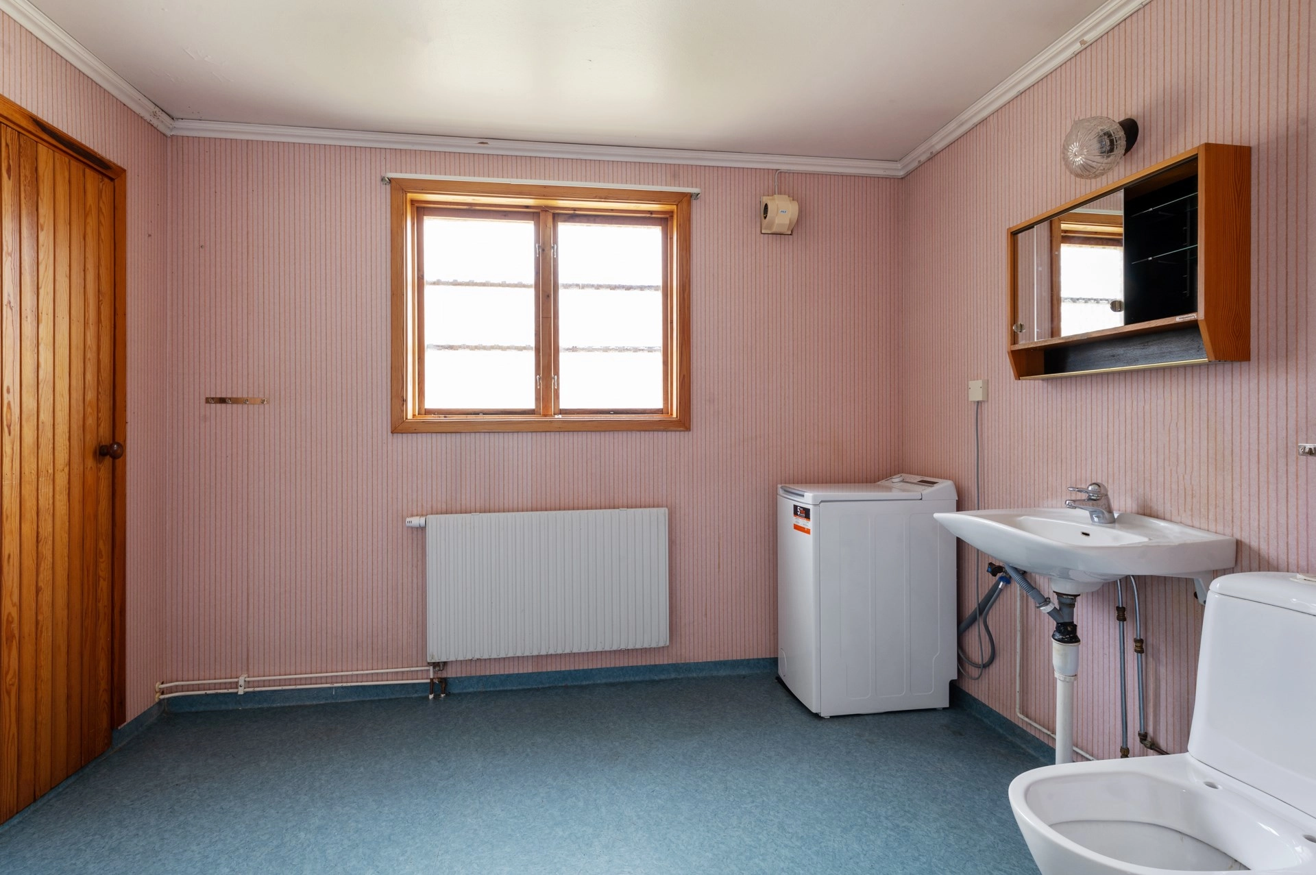 Gården ”Lugnet” med 2 bostadshus och stor lada i gott skick!