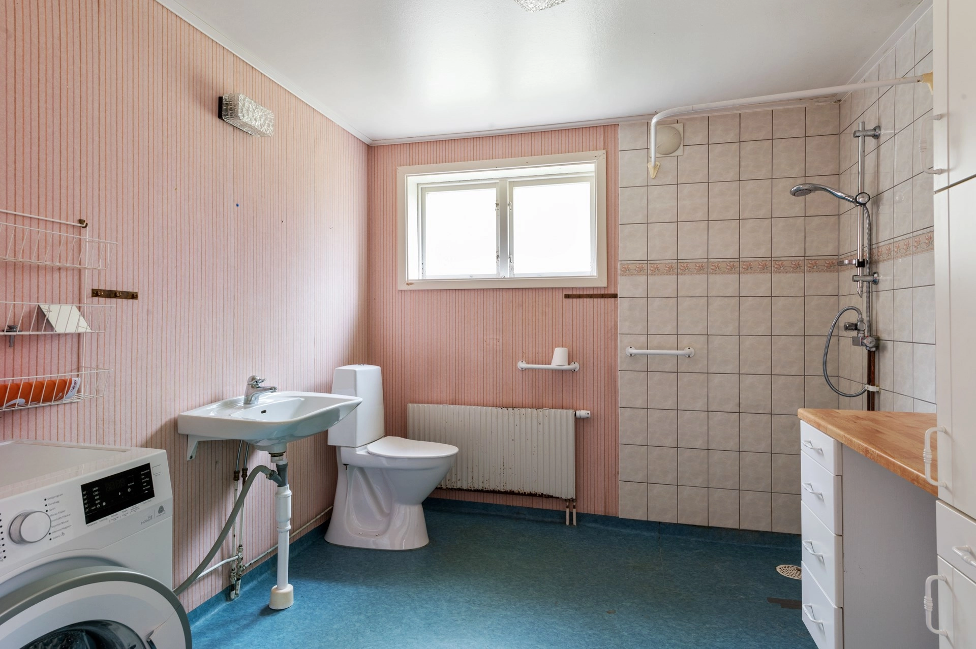 Gården ”Lugnet” med 2 bostadshus och stor lada i gott skick!