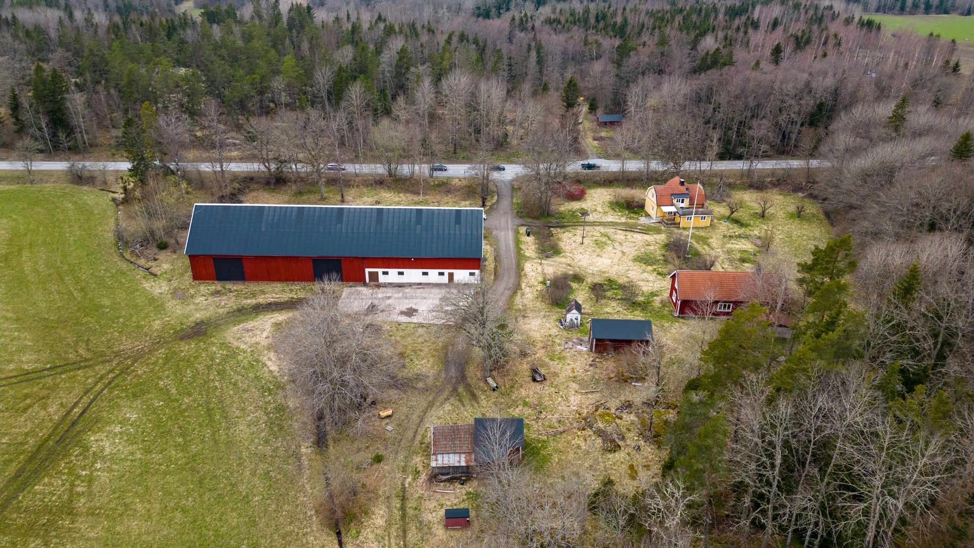 Gården ”Lugnet” med 2 bostadshus och stor lada i gott skick!