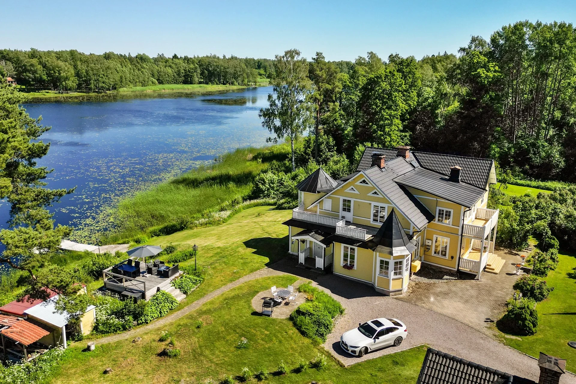 Unik sjötomt med stort sekelskifteshus i gott skick!