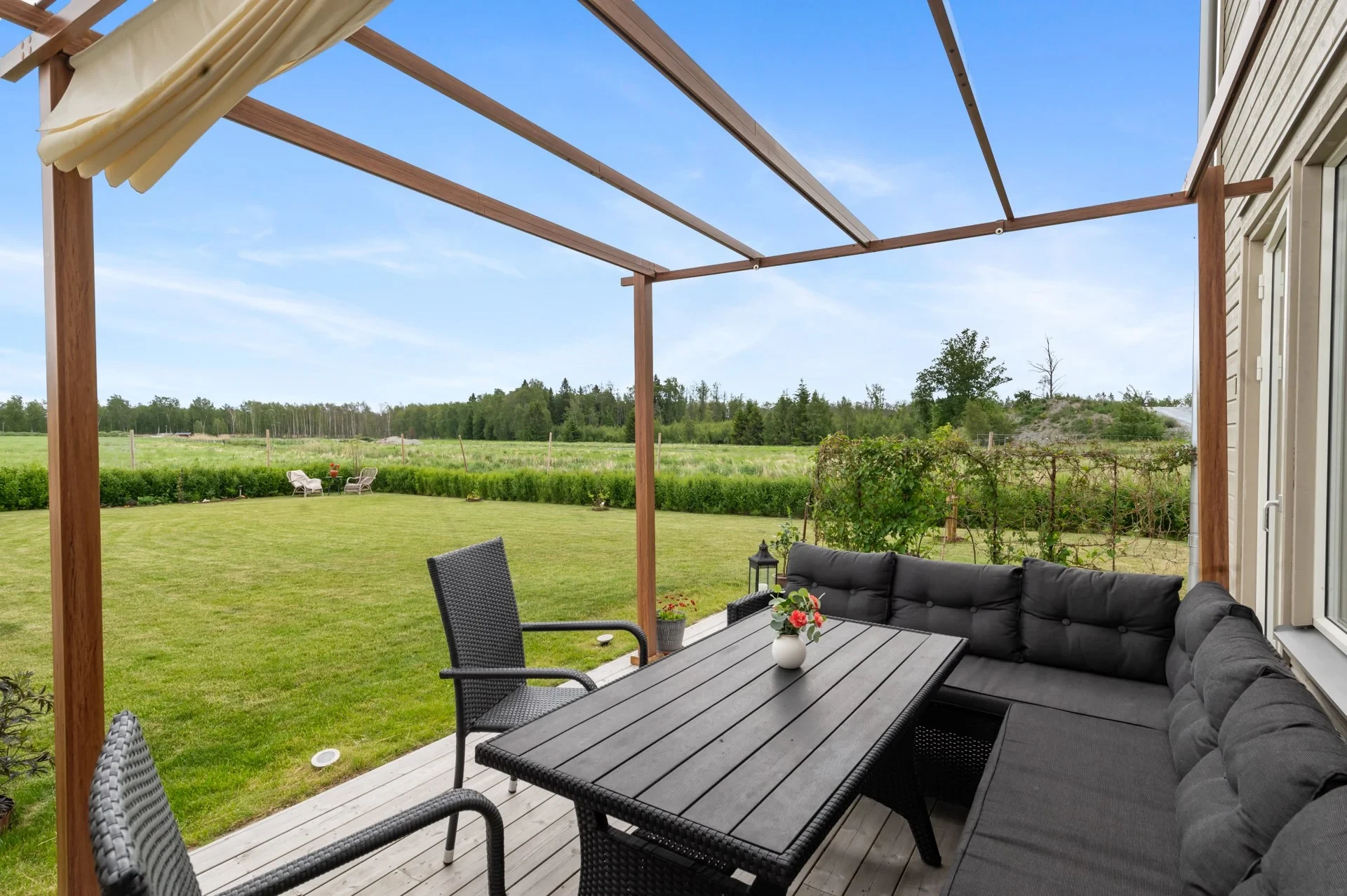 Parhus med hörntomt i hemtrevligt område!