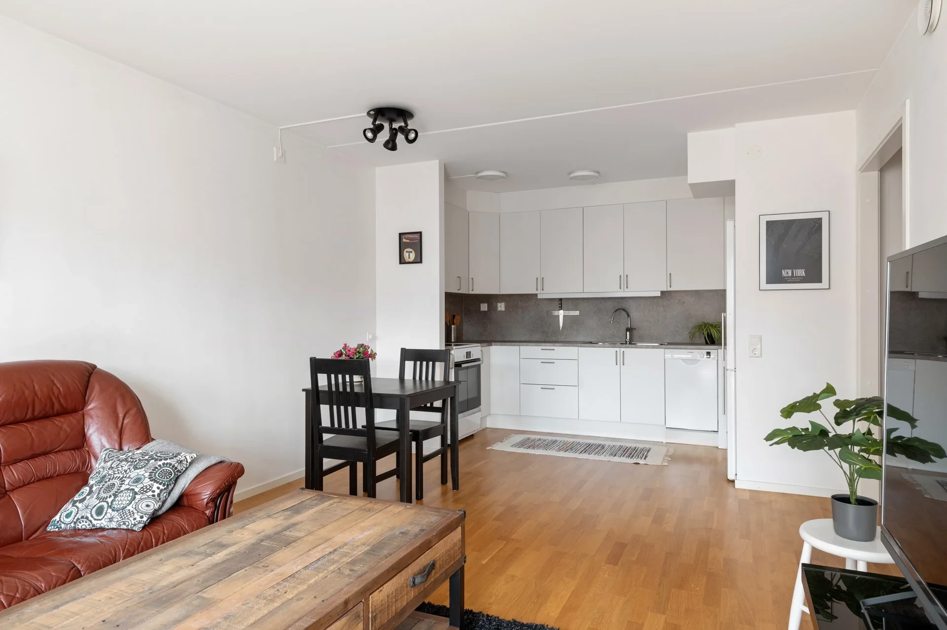 Modern och välplanerad tvåa högst upp i hus med hiss