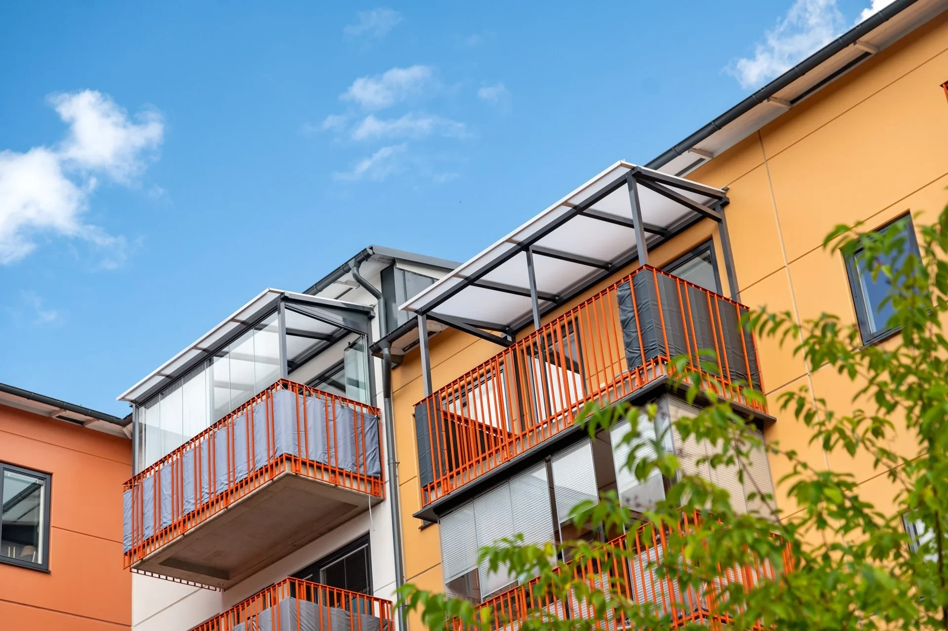 Modern och välplanerad tvåa högst upp i hus med hiss