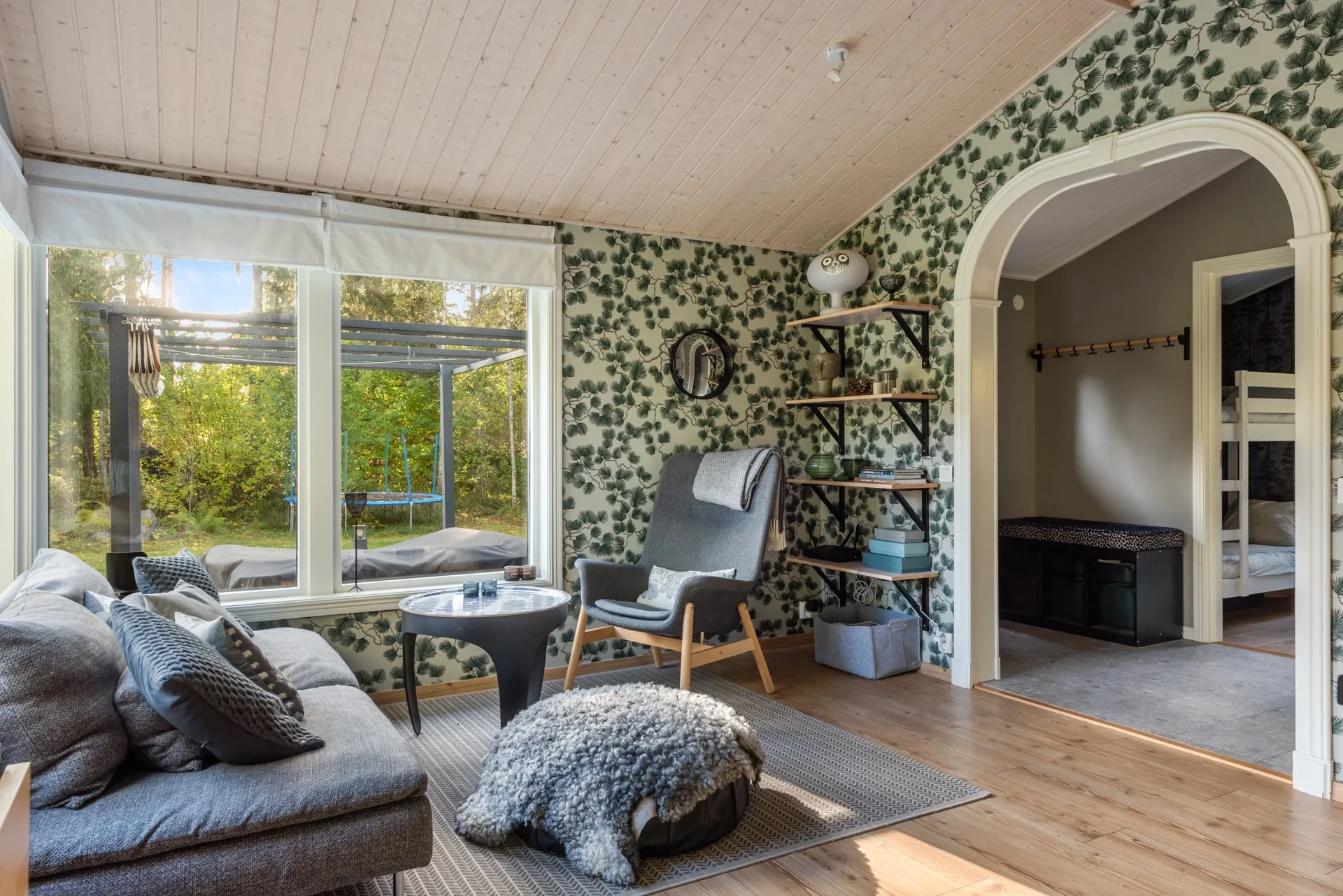 Stilrent fritidshus i havsnära idyllen Fjällboholmar – en tillflyktsort med moderna bekvämligheter!