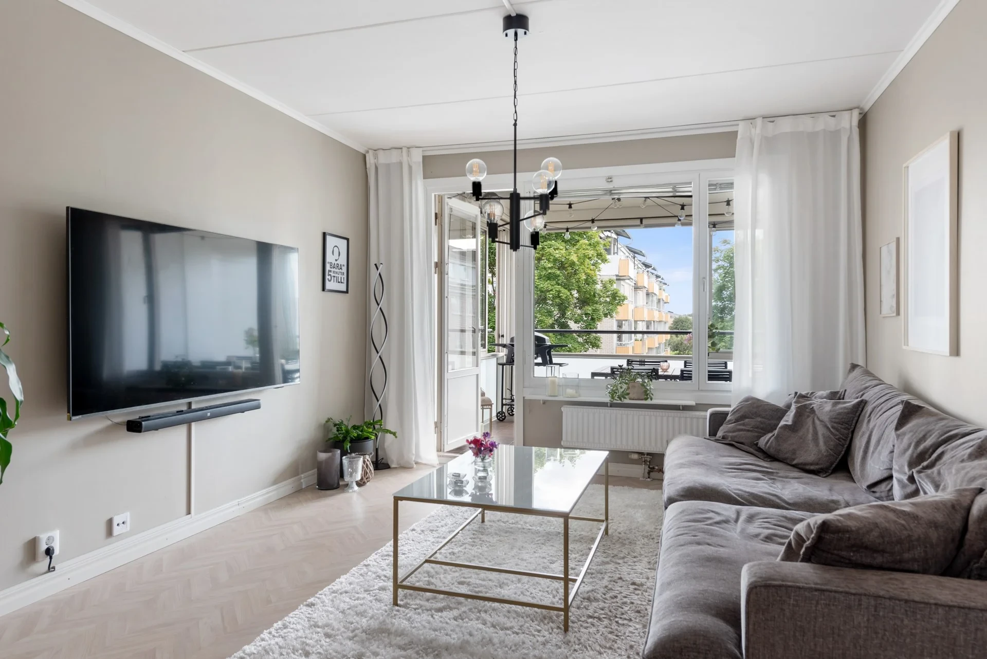 Mycket trivsam trea med tilltalande planlösning och stor inglasad balkong!