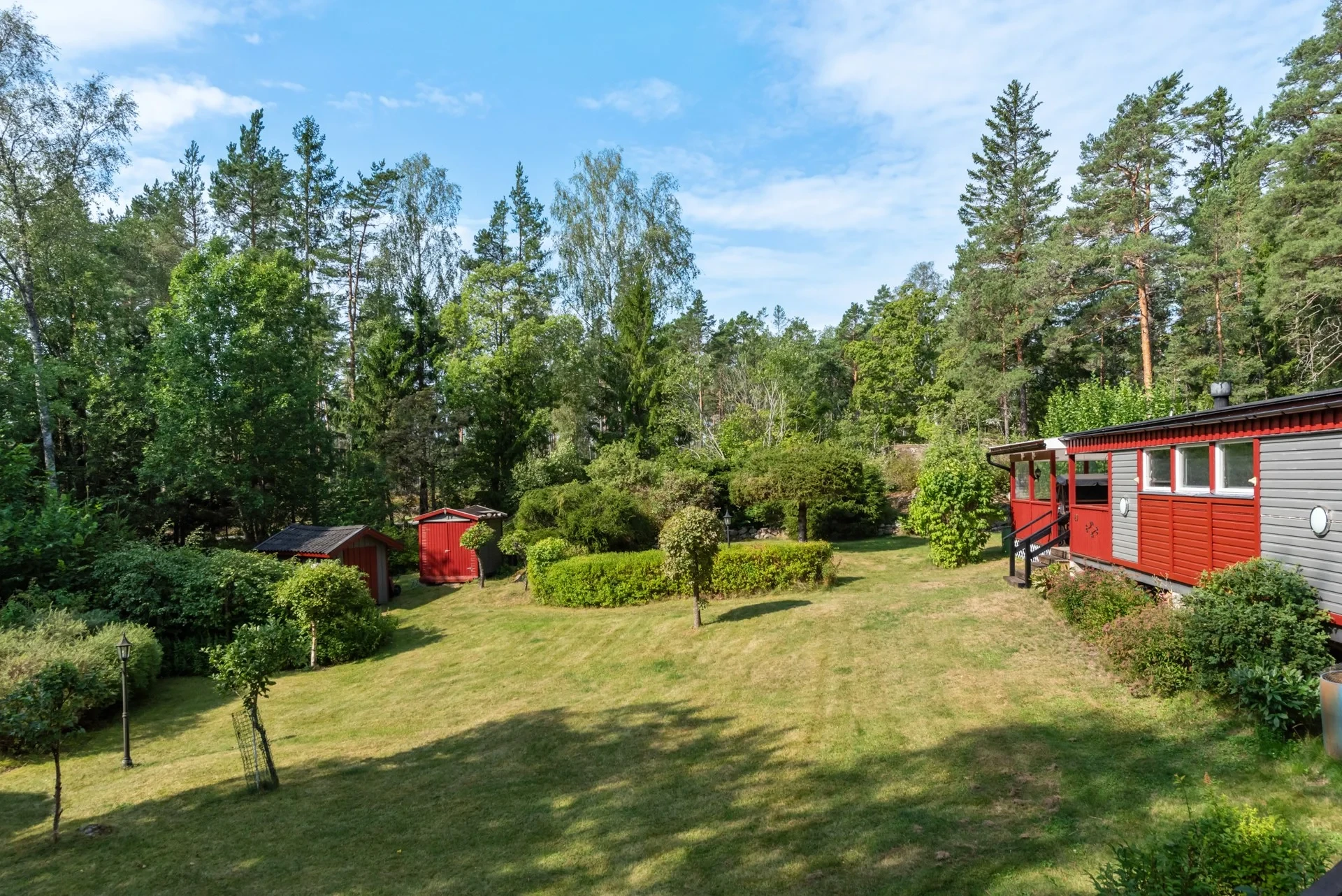 Prydligt fritidshus nära bad med gott om sovplatser!