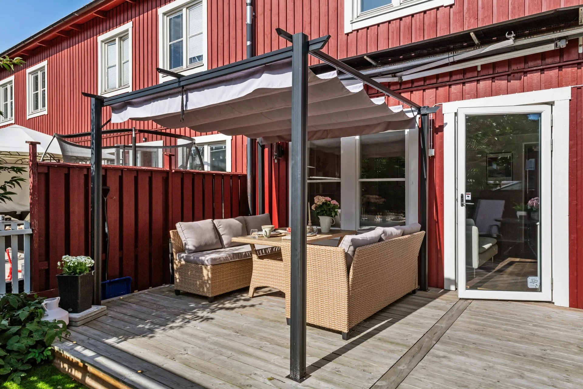 Välplanerat radhus med modern stil i barnvänligt område!