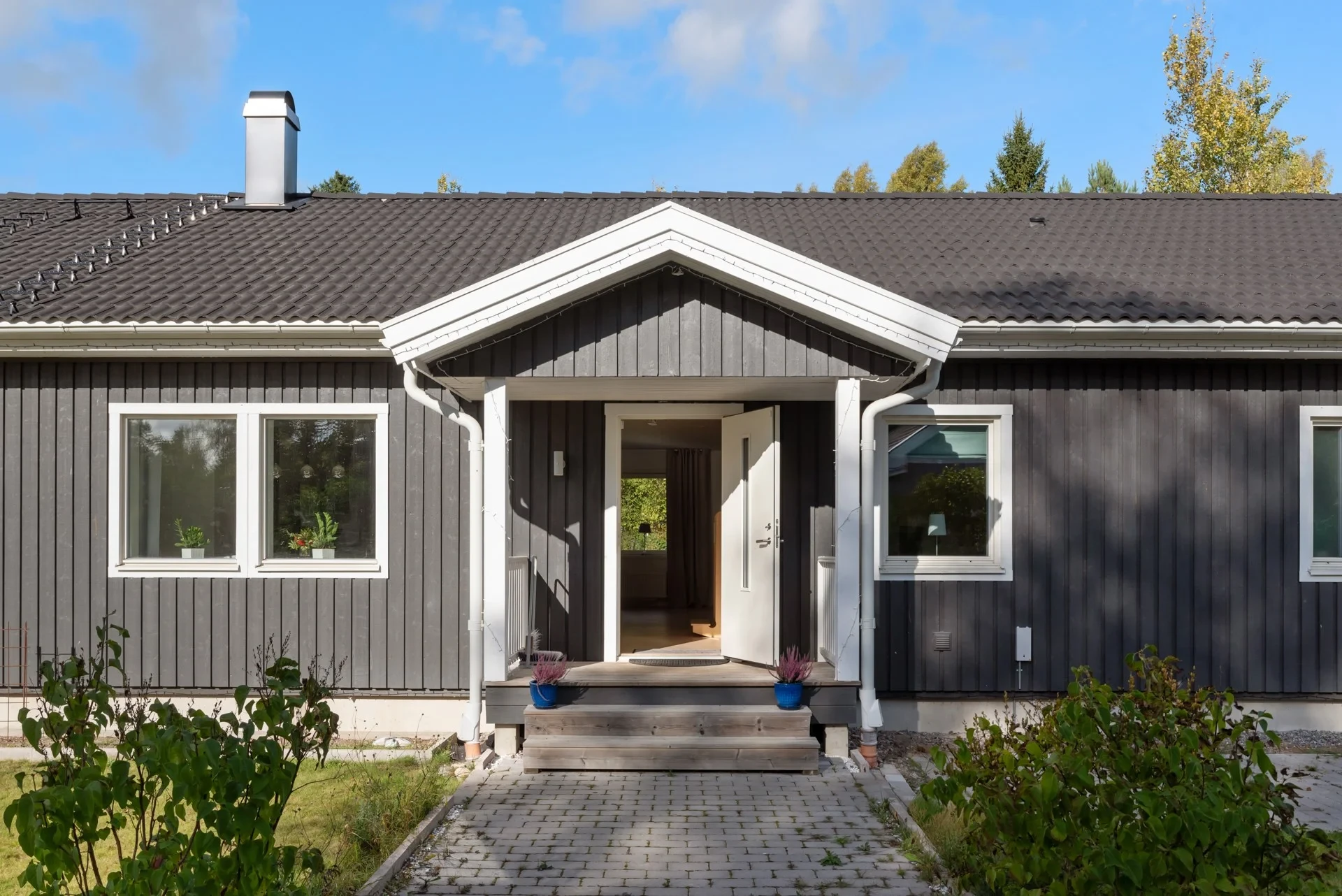 Hemtrevlig 1-plansvilla från 2019 med stor altan och tomt!