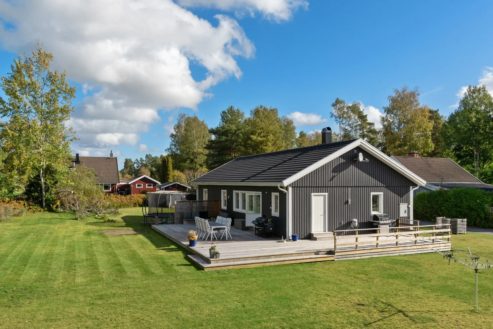 Hemtrevlig 1-plansvilla från 2019 med stor altan och tomt!