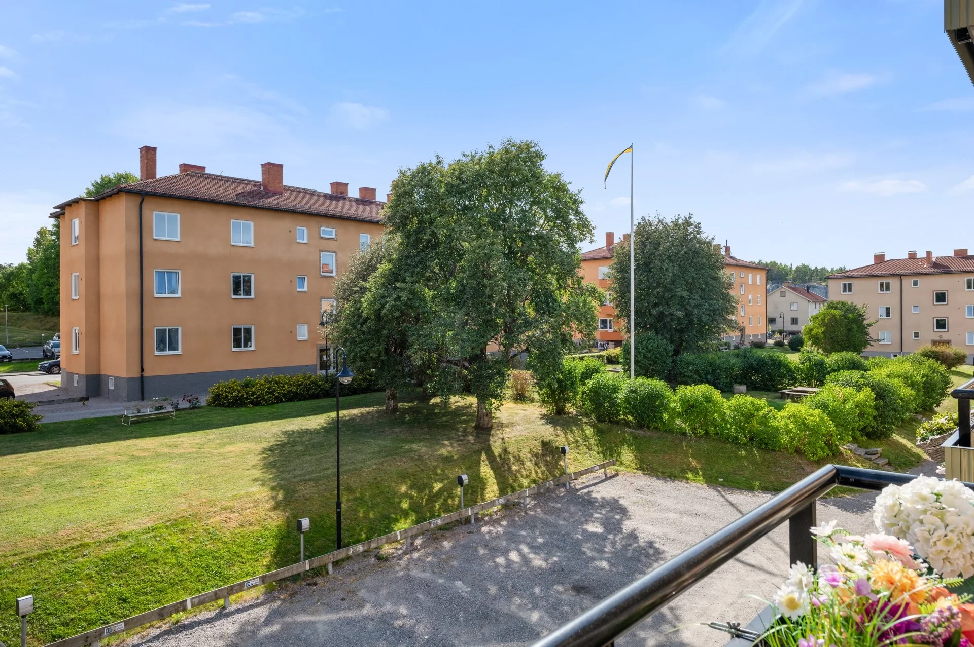 Välplanerad etta med högt i tak och balkong i soligt söderläge!