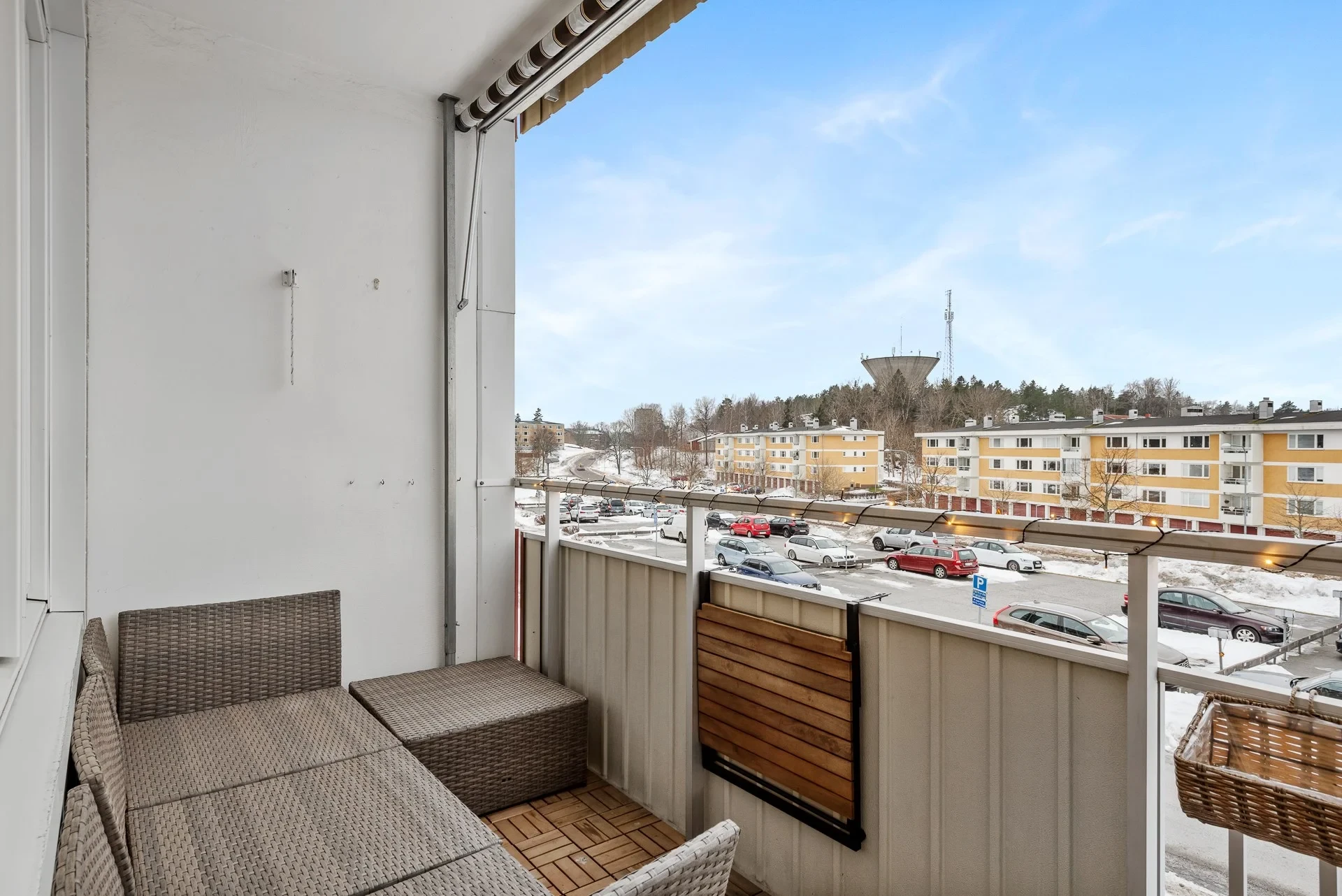 Väldisponerad trea i gott skick, med låg avgift samt härligt solläge!