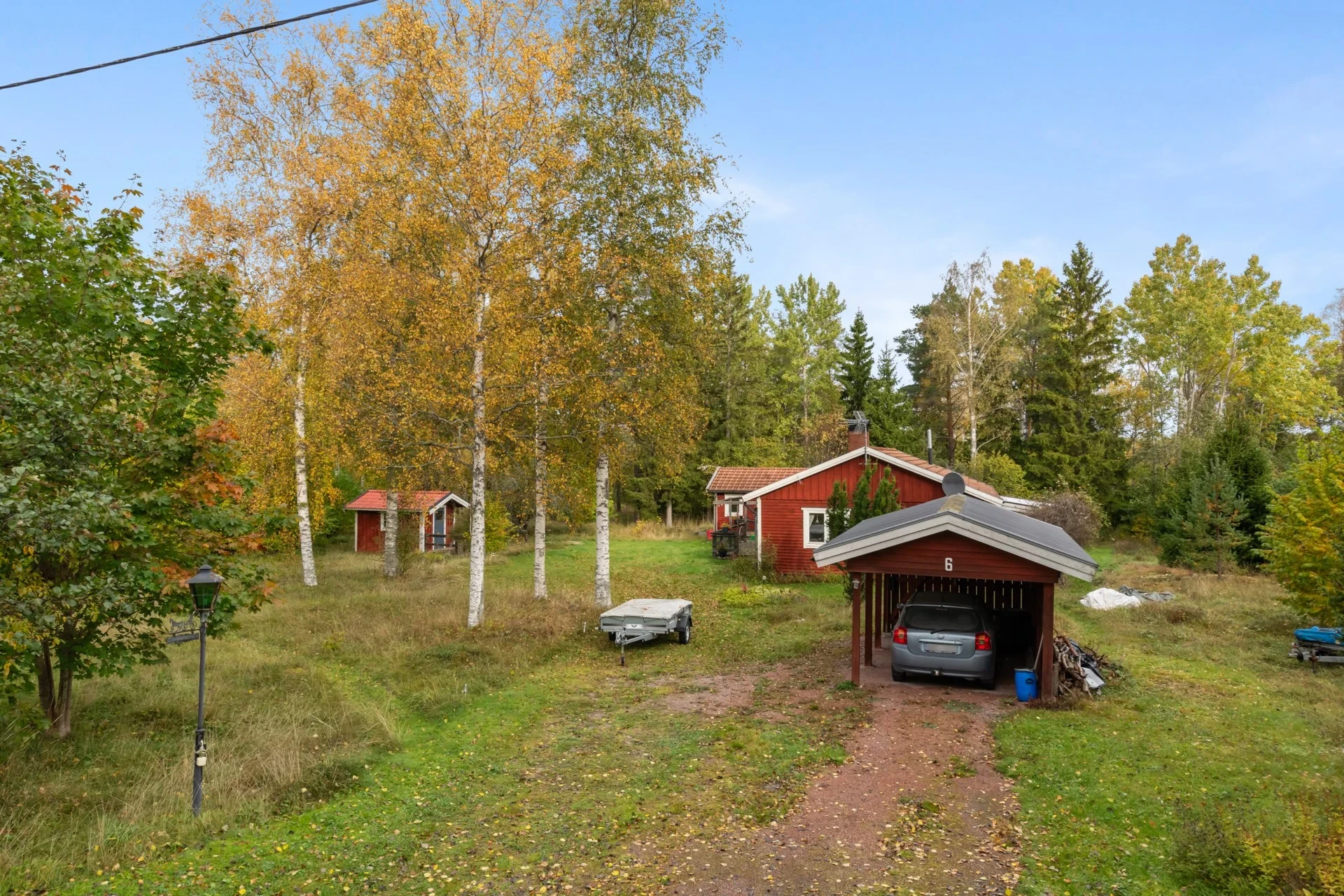 Rymligt fritidshus med åretruntstandard i Väddö-Tomta med närhet till bad och båtplats.