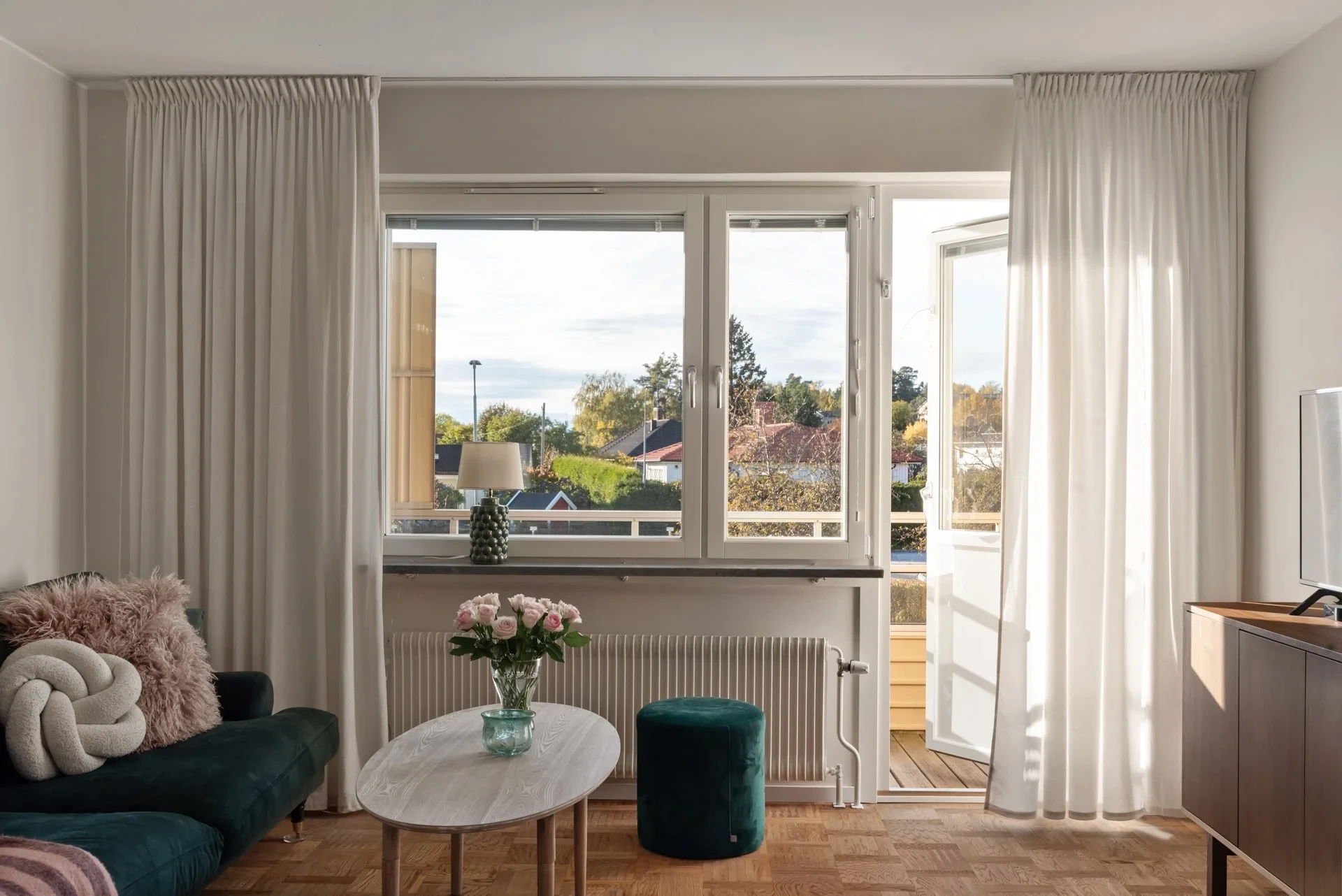 Stilsäker tvåa med kvällssol och utsikt mot villaområde